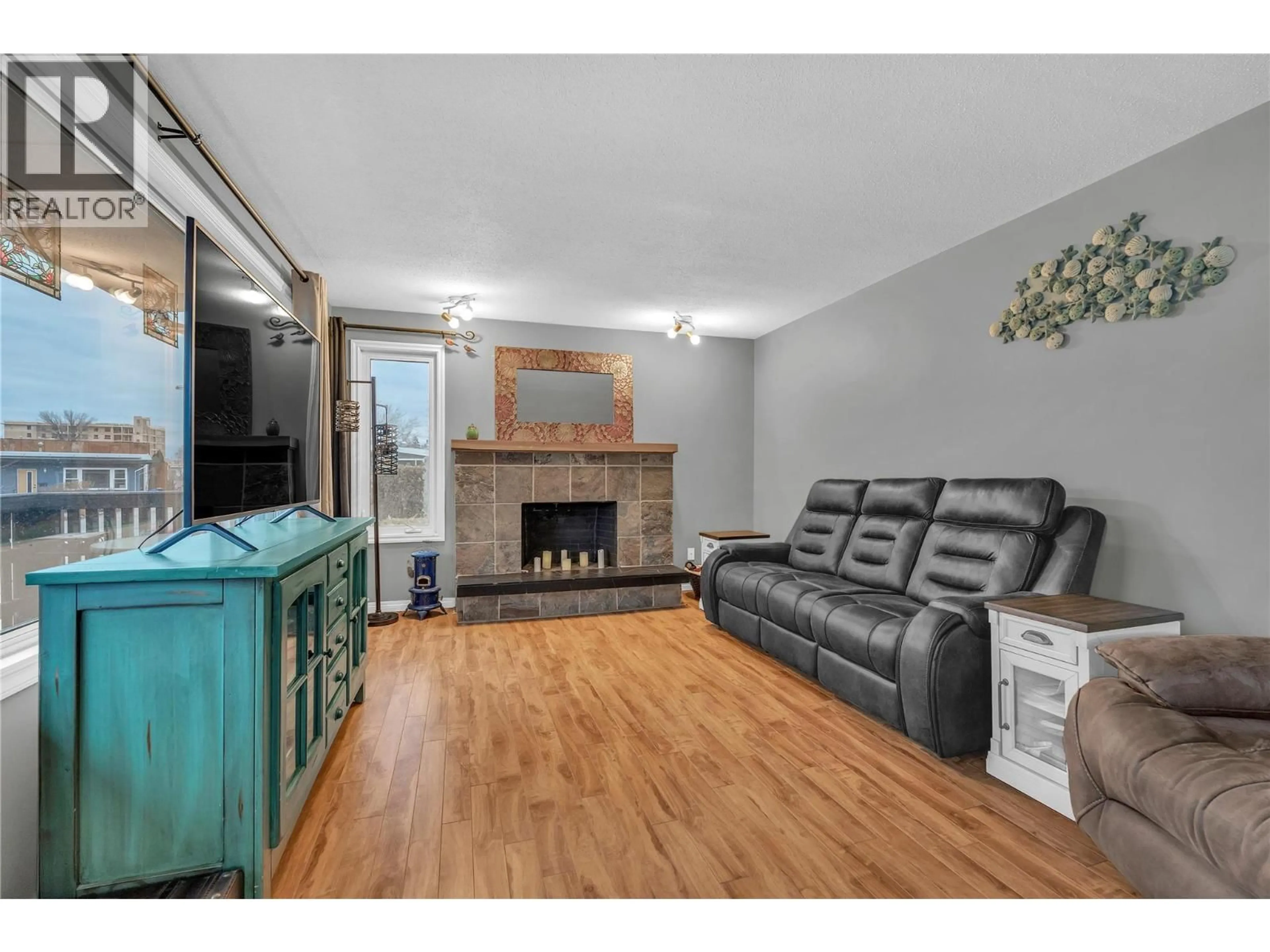 Living room with furniture, wood/laminate floor for 110 HASTINGS PLACE, Penticton British Columbia V2A2W1