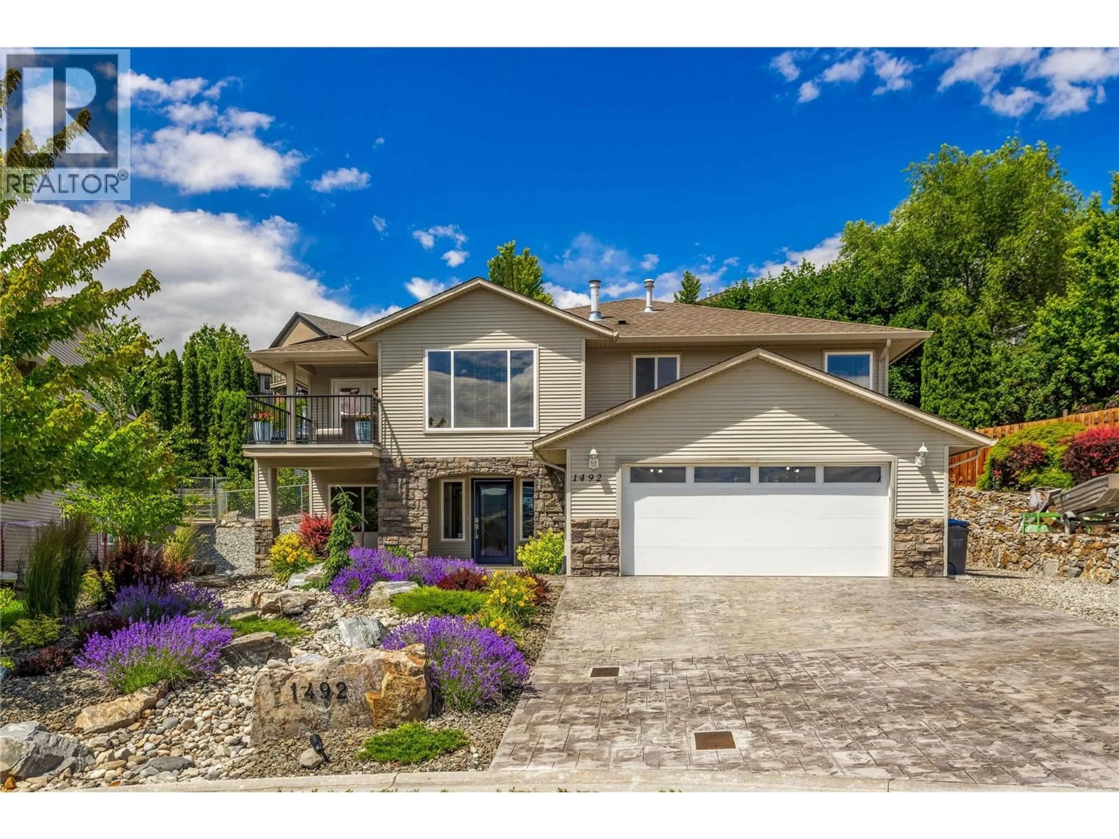 Home with vinyl exterior material, street for 1492 LONGLEY CRESCENT, Kelowna British Columbia V1P1M8