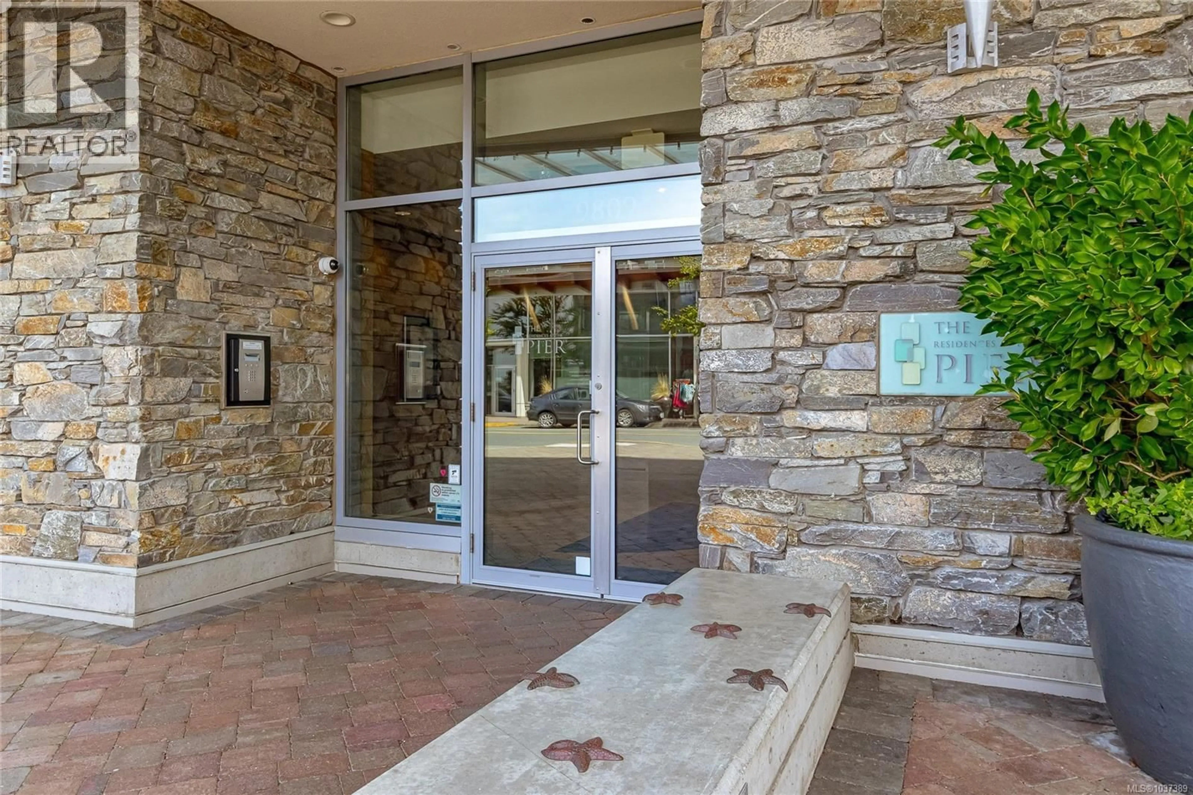 Indoor foyer for 308 - 9809 SEAPORT PLACE, Sidney British Columbia V8L0A5