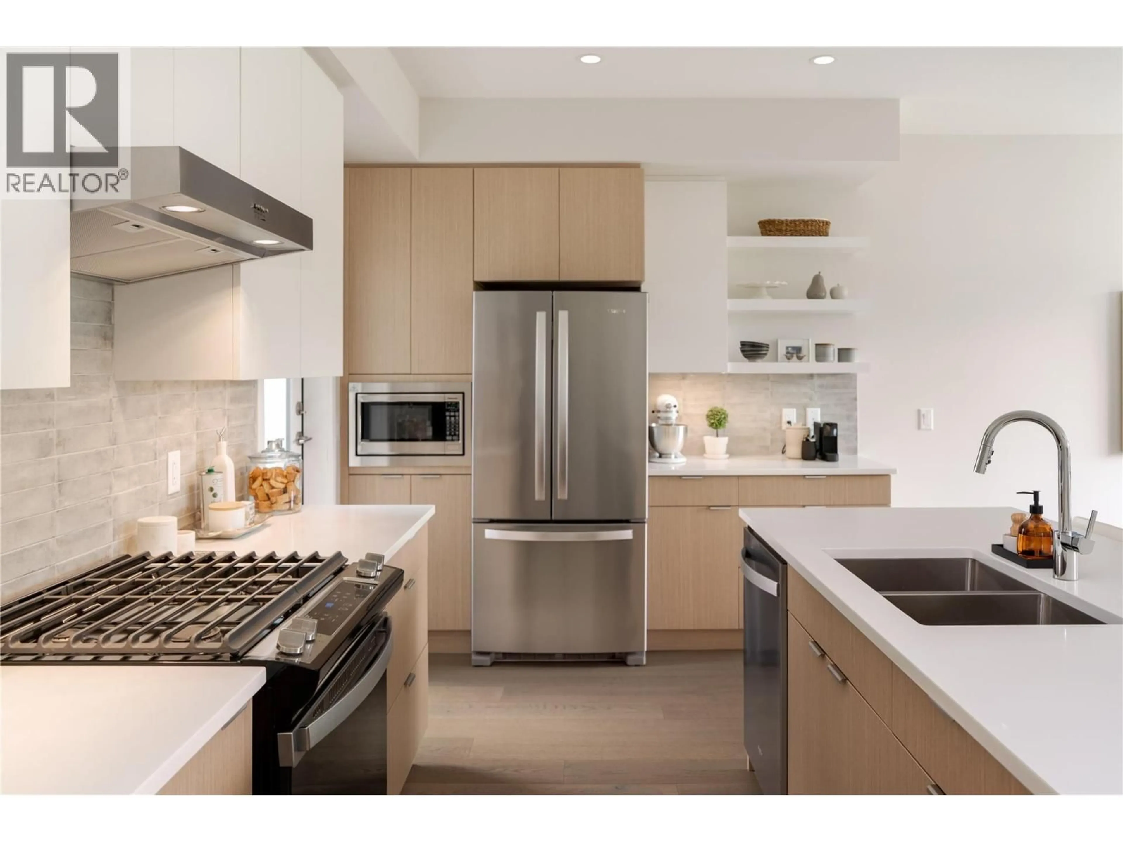 Contemporary kitchen, ceramic/tile floor for 17 - 3719 WOODSDALE ROAD, Lake Country British Columbia V4V1X2