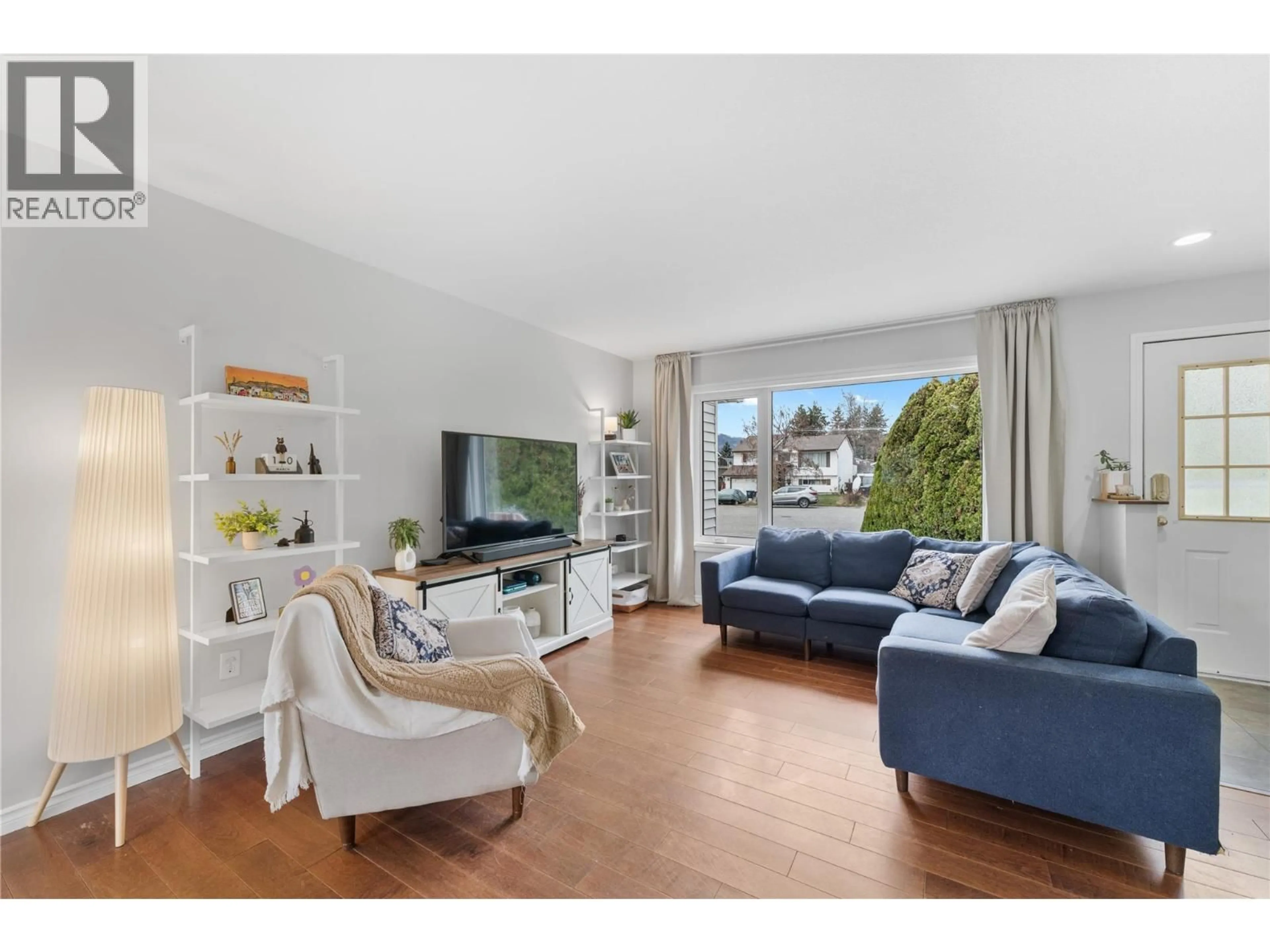 Living room with furniture, wood/laminate floor for 1233 TURRI AVENUE, Kelowna British Columbia V1Y8N7