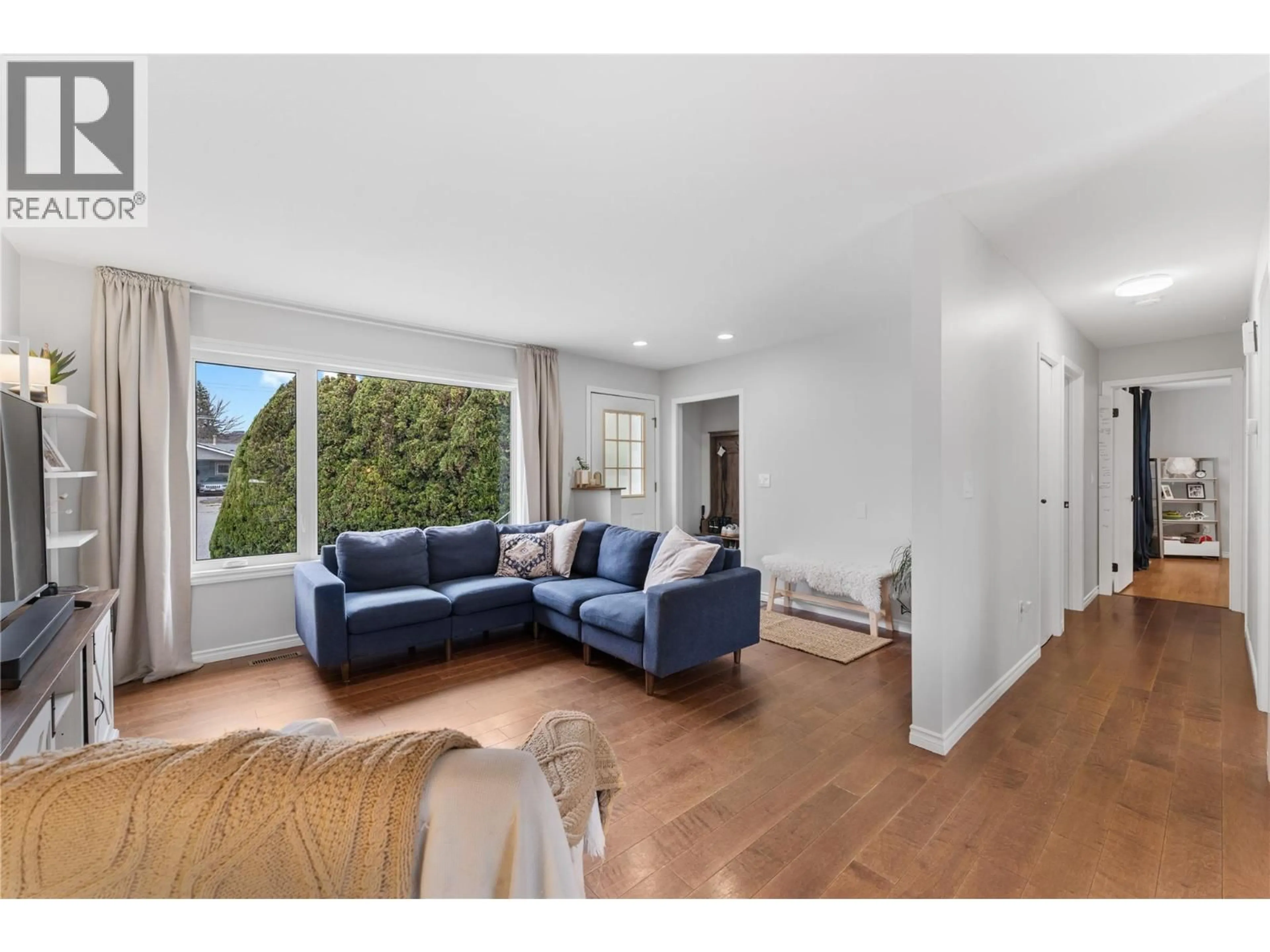 Living room with furniture, wood/laminate floor for 1233 TURRI AVENUE, Kelowna British Columbia V1Y8N7