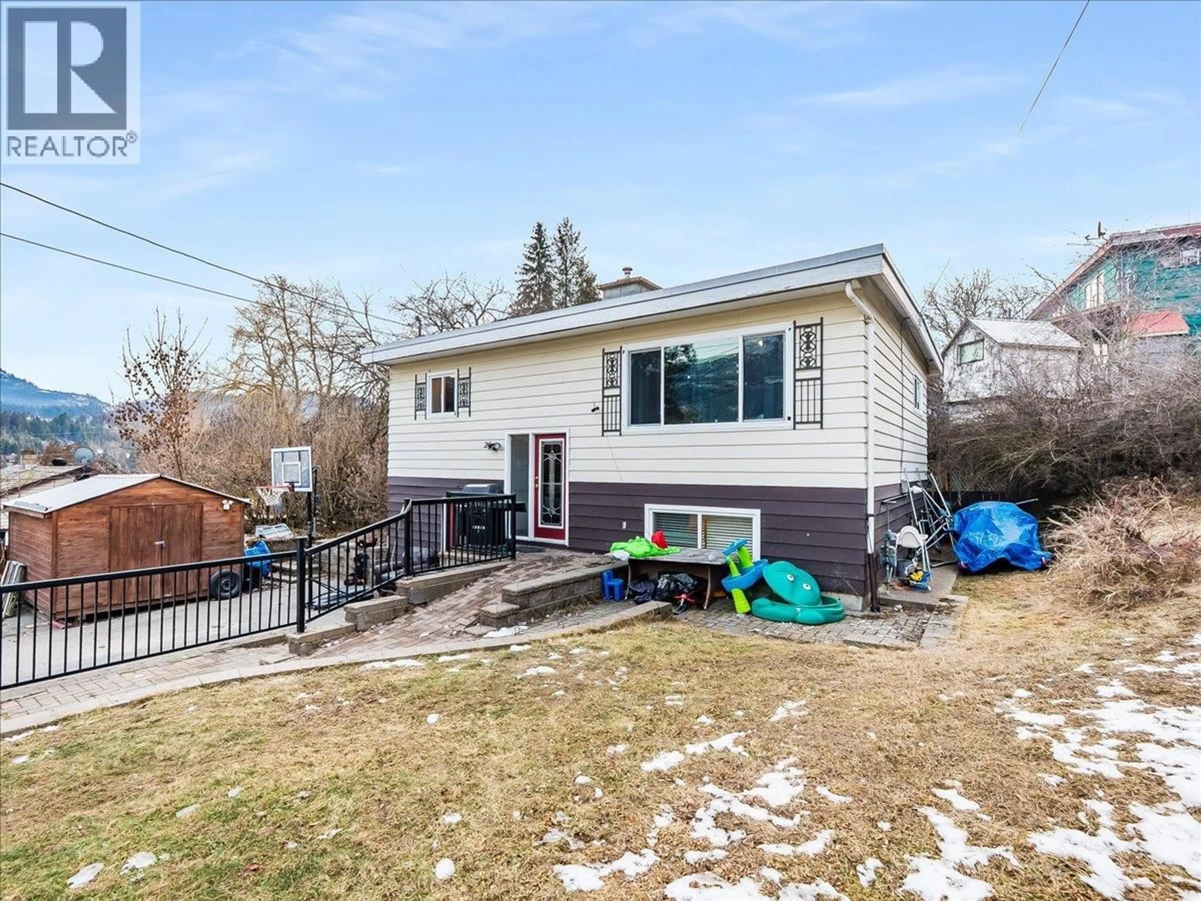 Home with vinyl exterior material, street for 29 KOOTENAY AVENUE NORTH, Fruitvale British Columbia V0G1L0