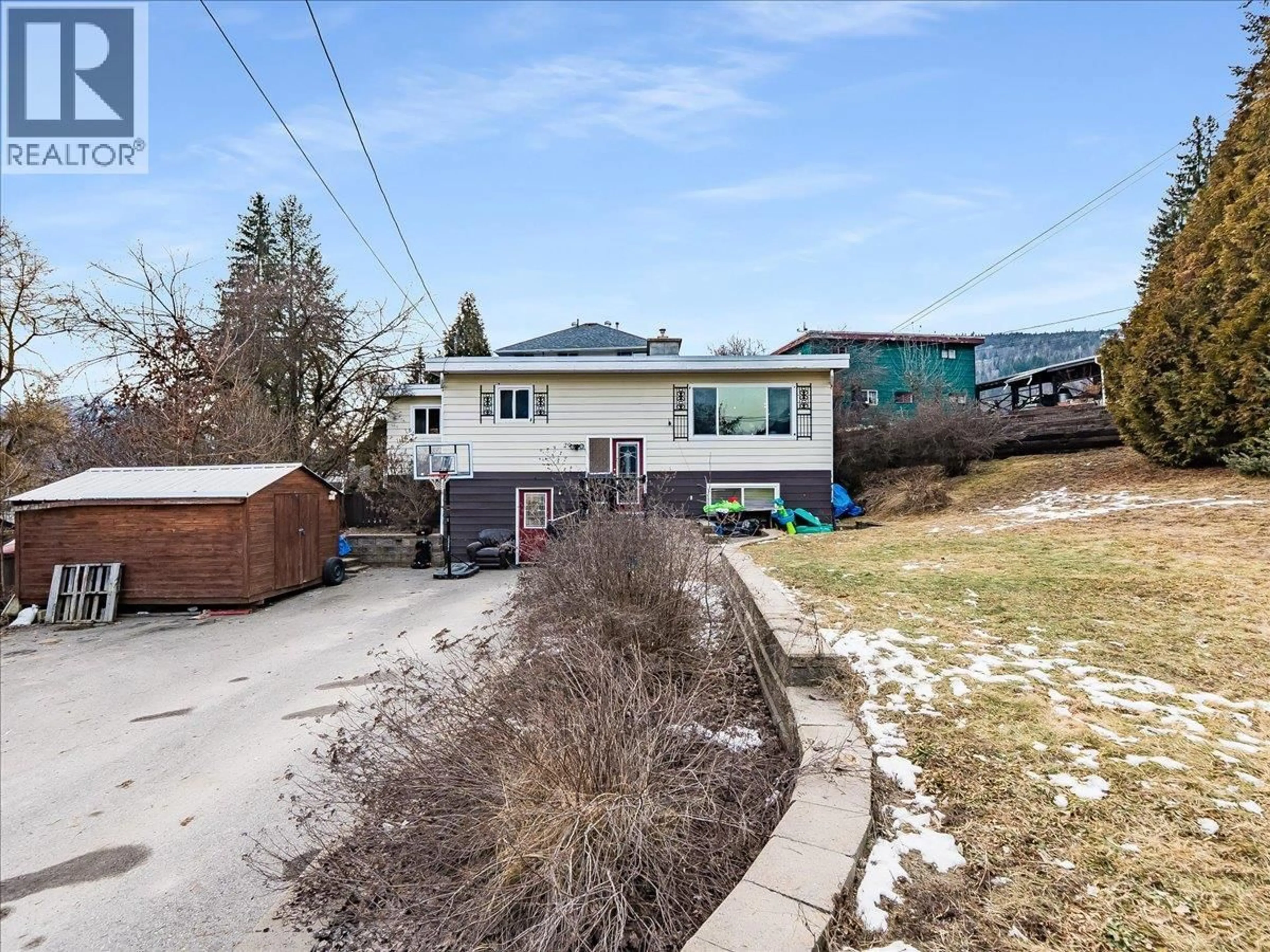 A pic from outside/outdoor area/front of a property/back of a property/a pic from drone, street for 29 KOOTENAY AVENUE NORTH, Fruitvale British Columbia V0G1L0