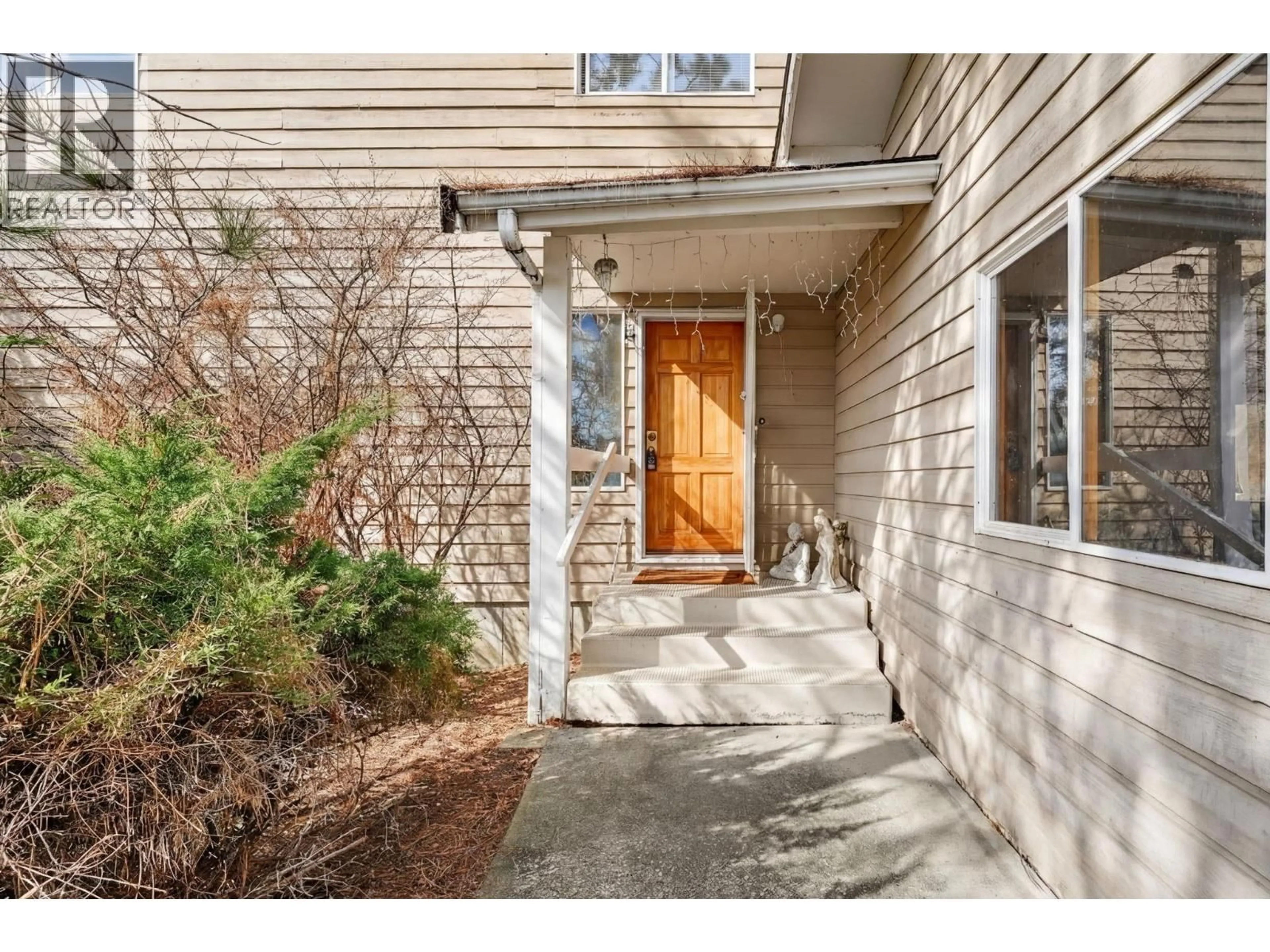 Indoor entryway for 1050 BARTHOLOMEW COURT, Kelowna British Columbia V1W4N2