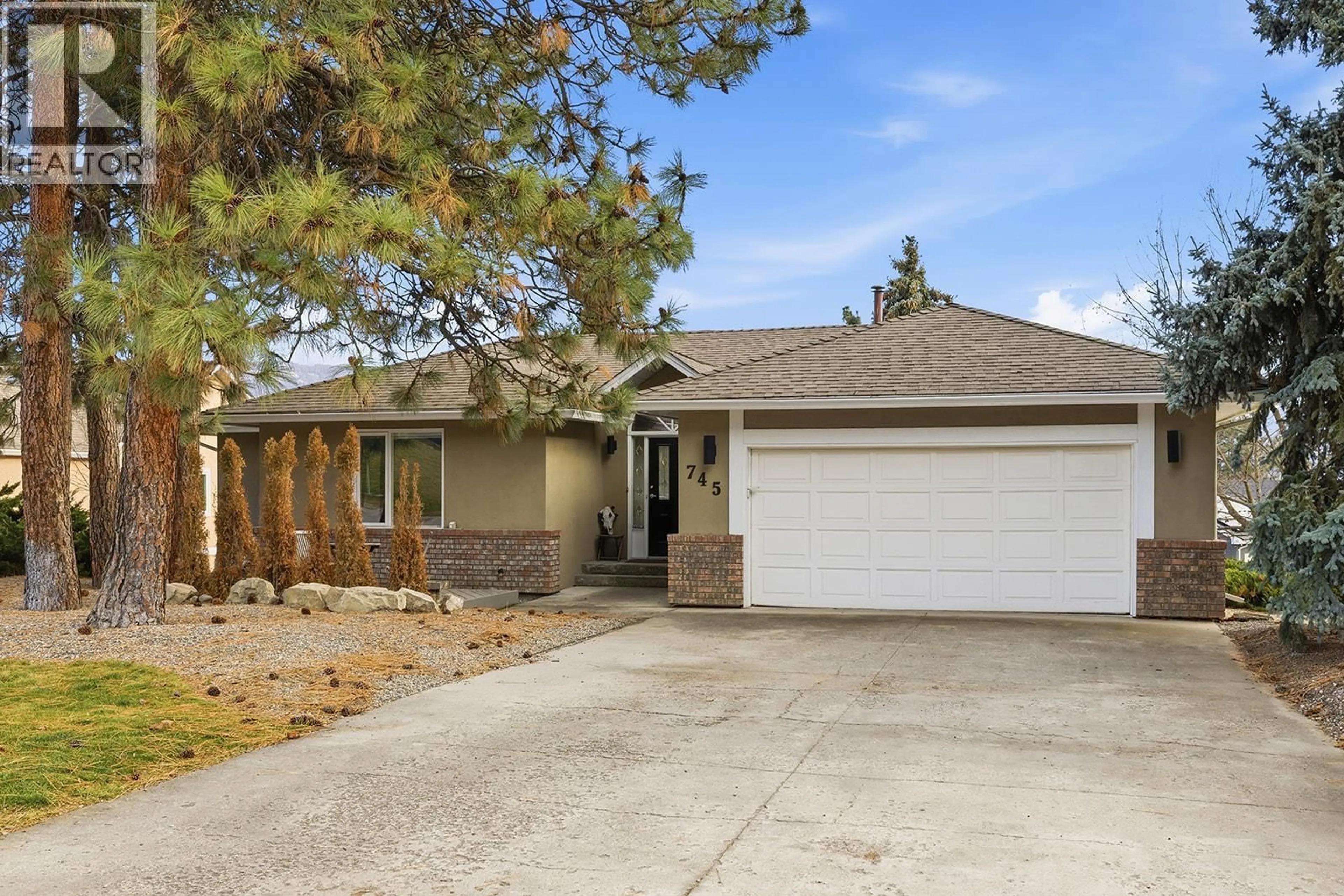 Home with vinyl exterior material, street for 745 CASSIAR CRESCENT, Kelowna British Columbia V1V1M7