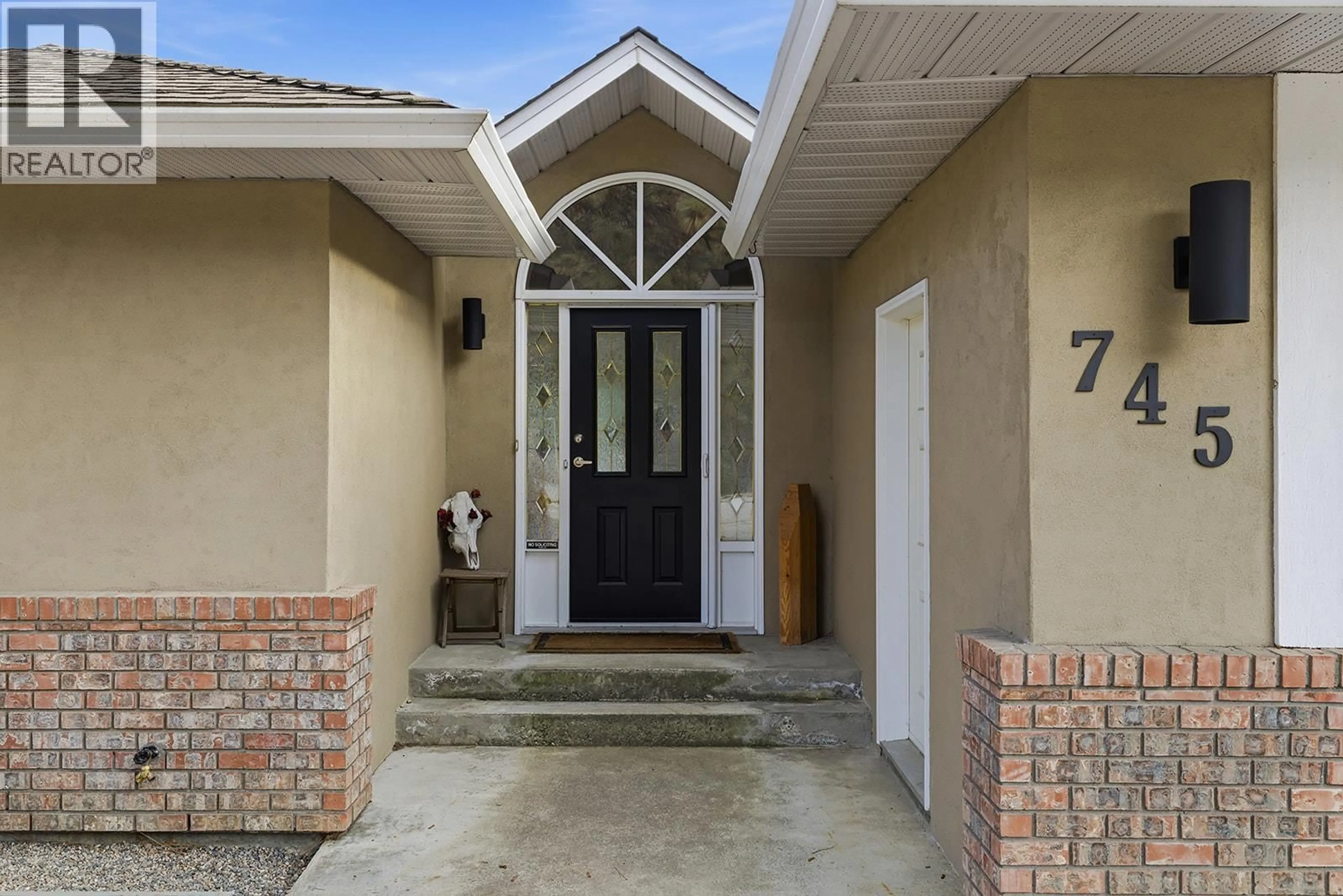 Indoor entryway for 745 CASSIAR CRESCENT, Kelowna British Columbia V1V1M7