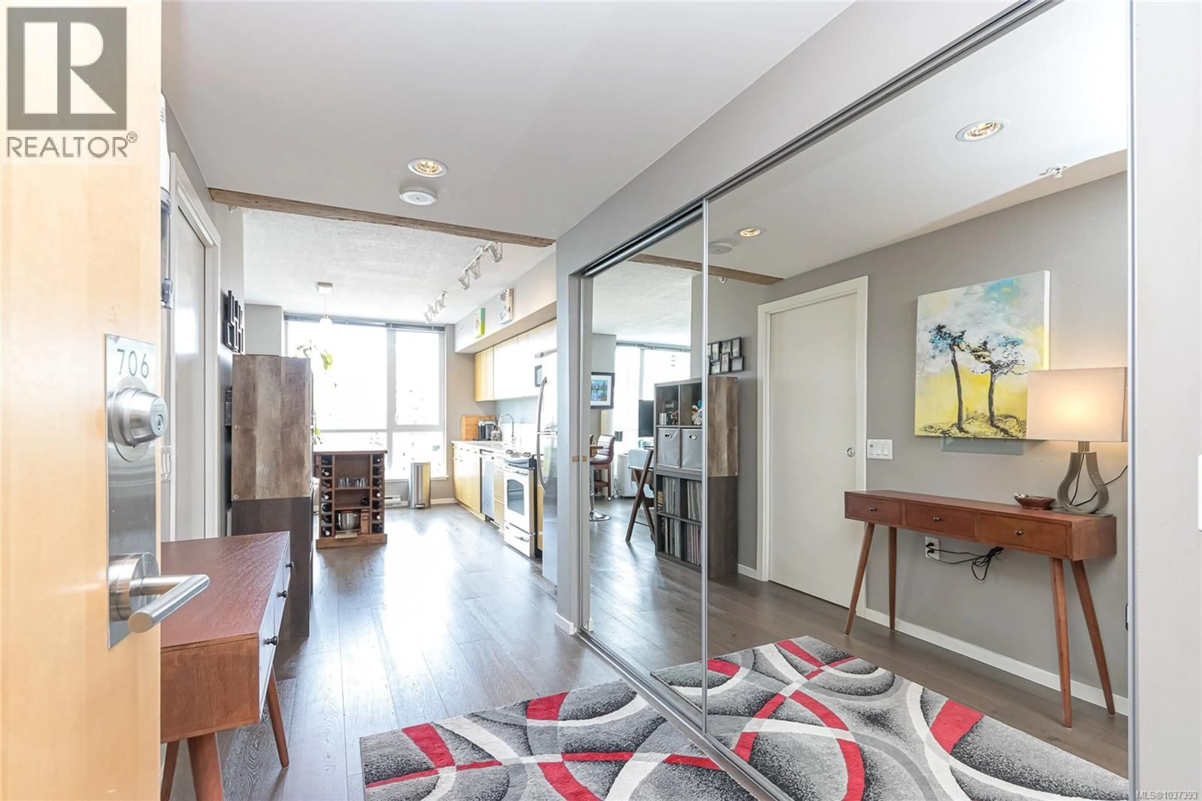 Indoor foyer for 706 - 834 JOHNSON STREET, Victoria British Columbia V8W1N3