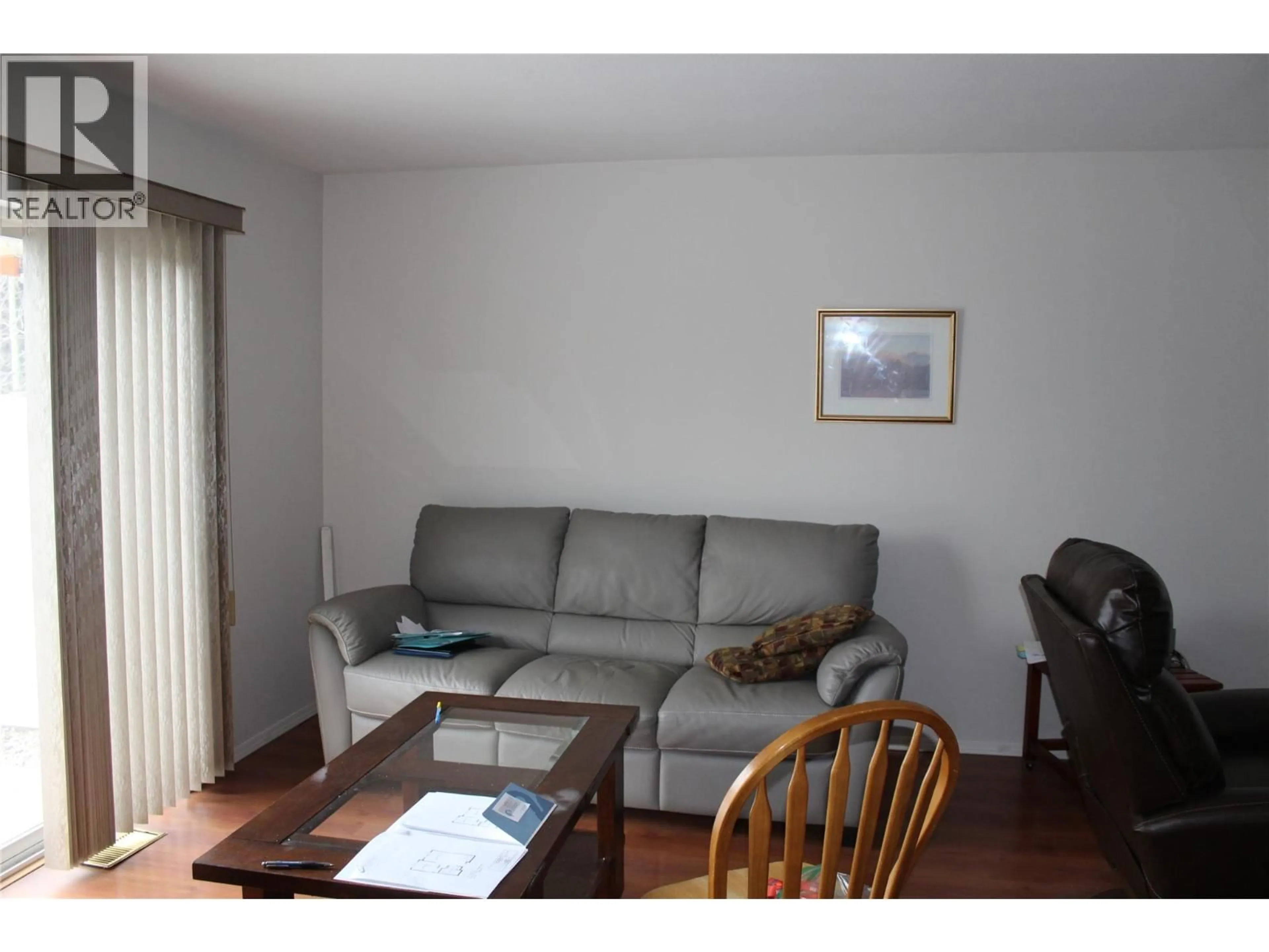 Living room with furniture, wood/laminate floor for 10 - 2951 11 AVENUE NORTHEAST, Salmon Arm British Columbia V1E4N1