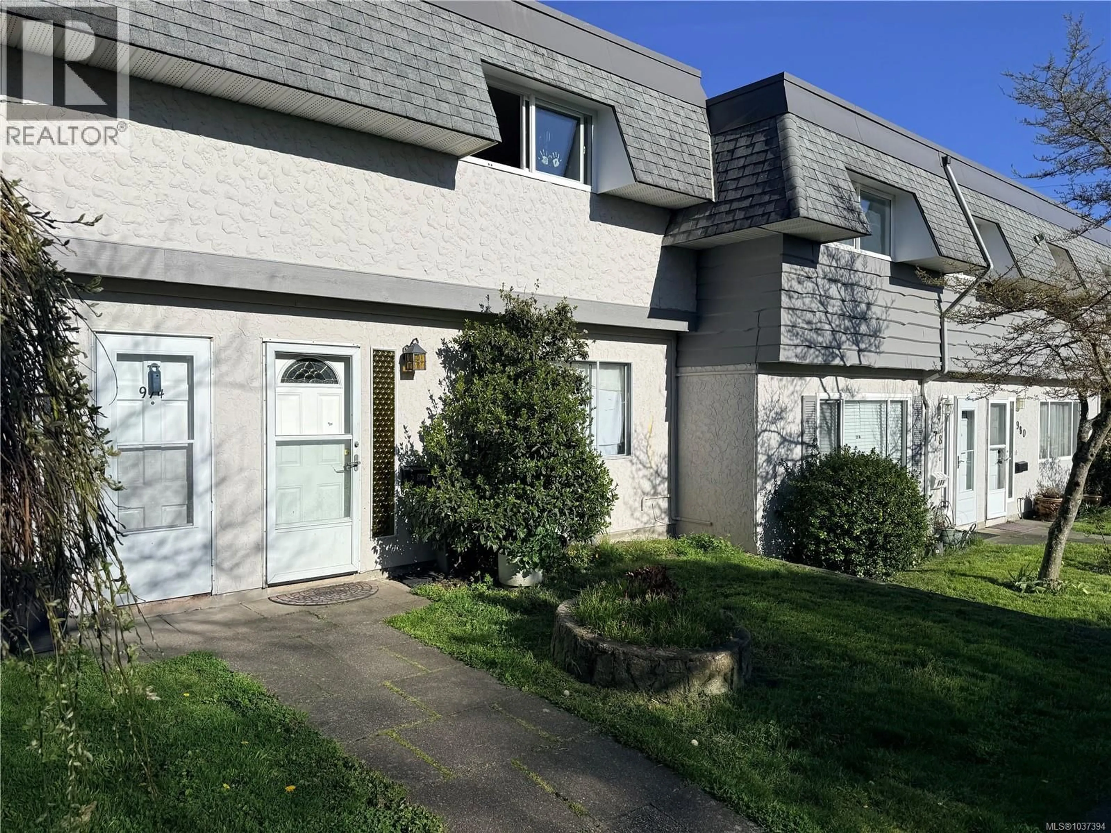 A pic from outside/outdoor area/front of a property/back of a property/a pic from drone, street for 976 MARKET STREET, Victoria British Columbia V8T2E9