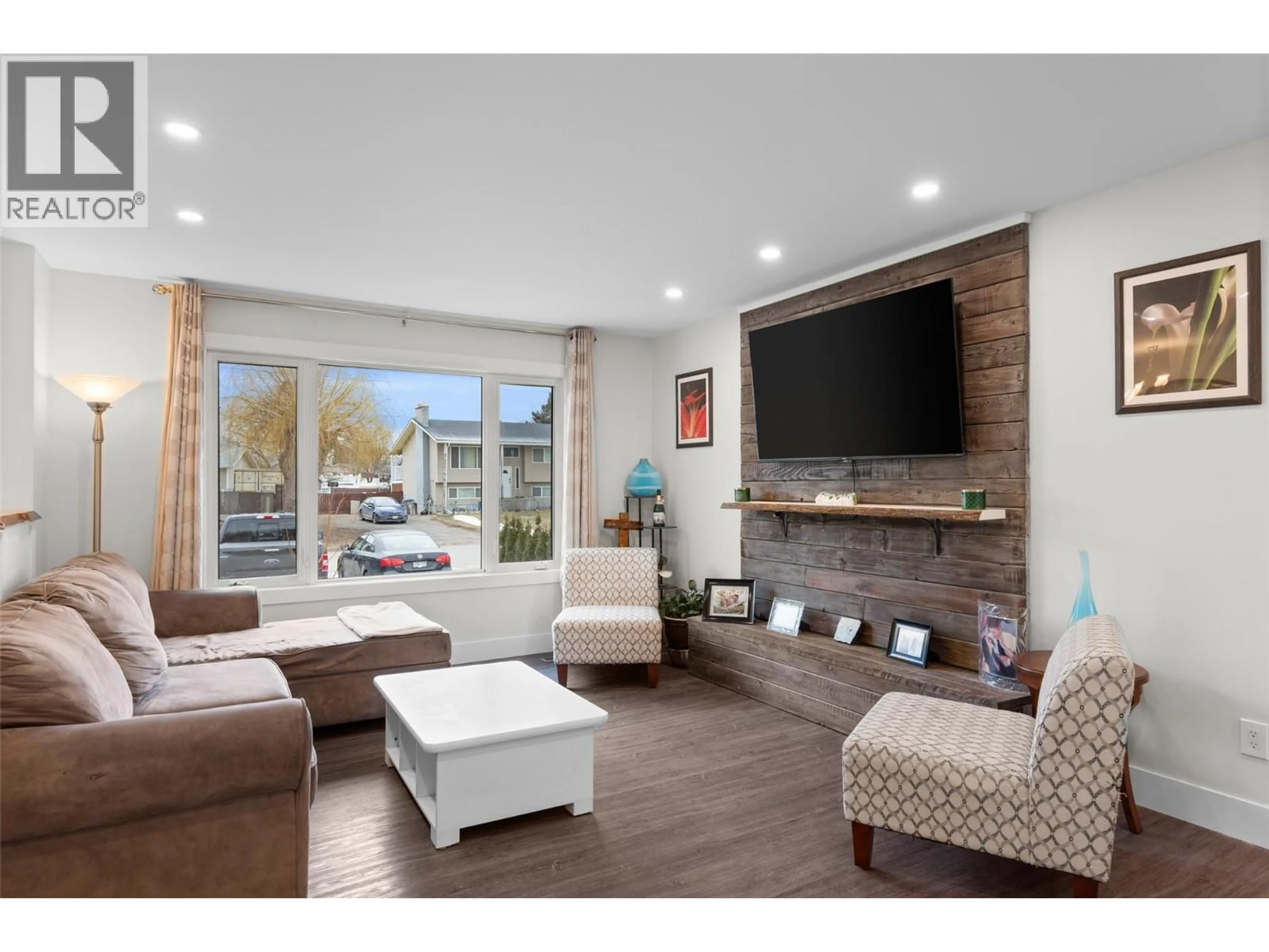 Living room with furniture, wood/laminate floor for 332 CHETWYND DRIVE, Kamloops British Columbia V2H1L7