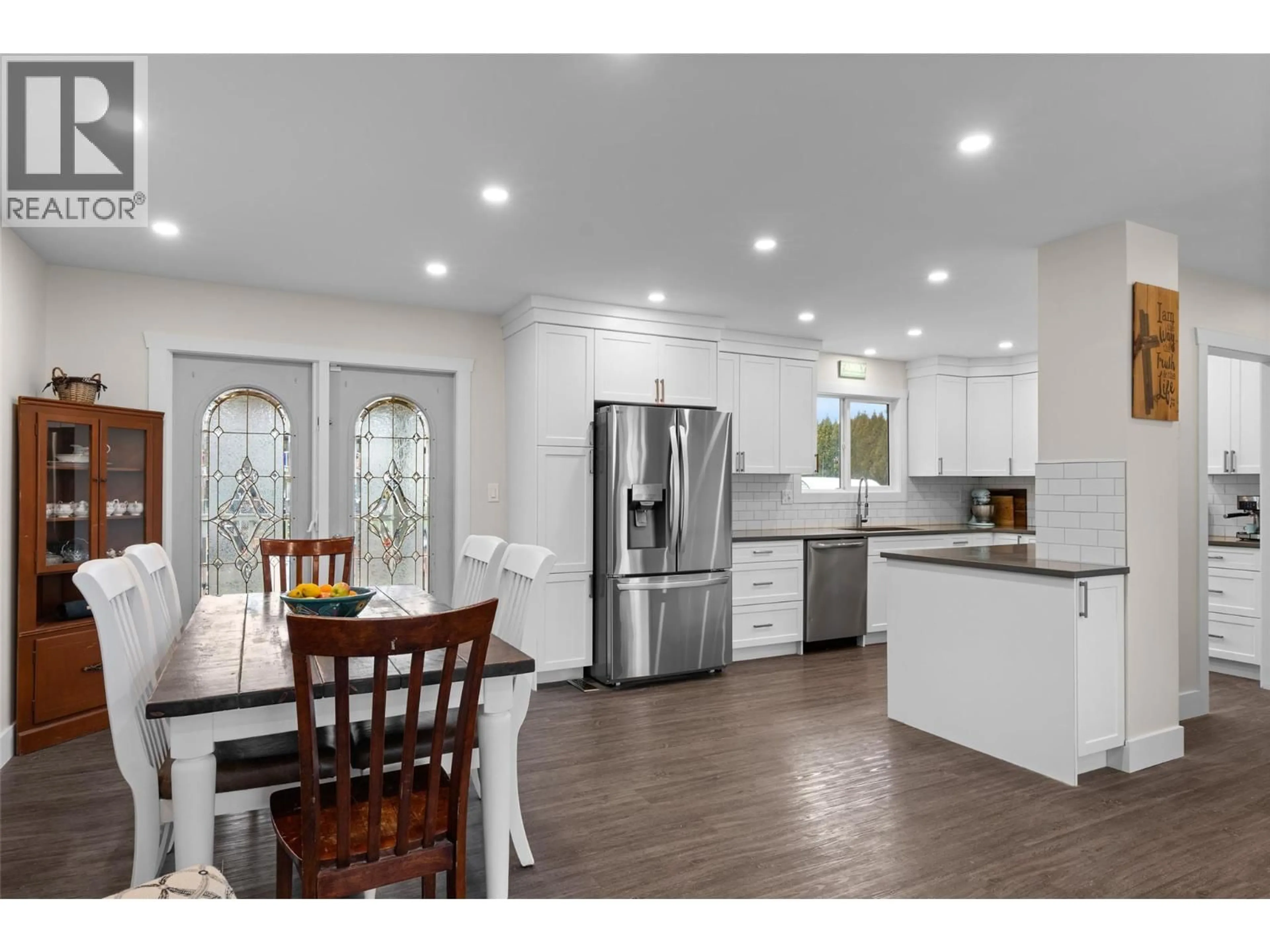 Open concept kitchen, wood/laminate floor for 332 CHETWYND DRIVE, Kamloops British Columbia V2H1L7