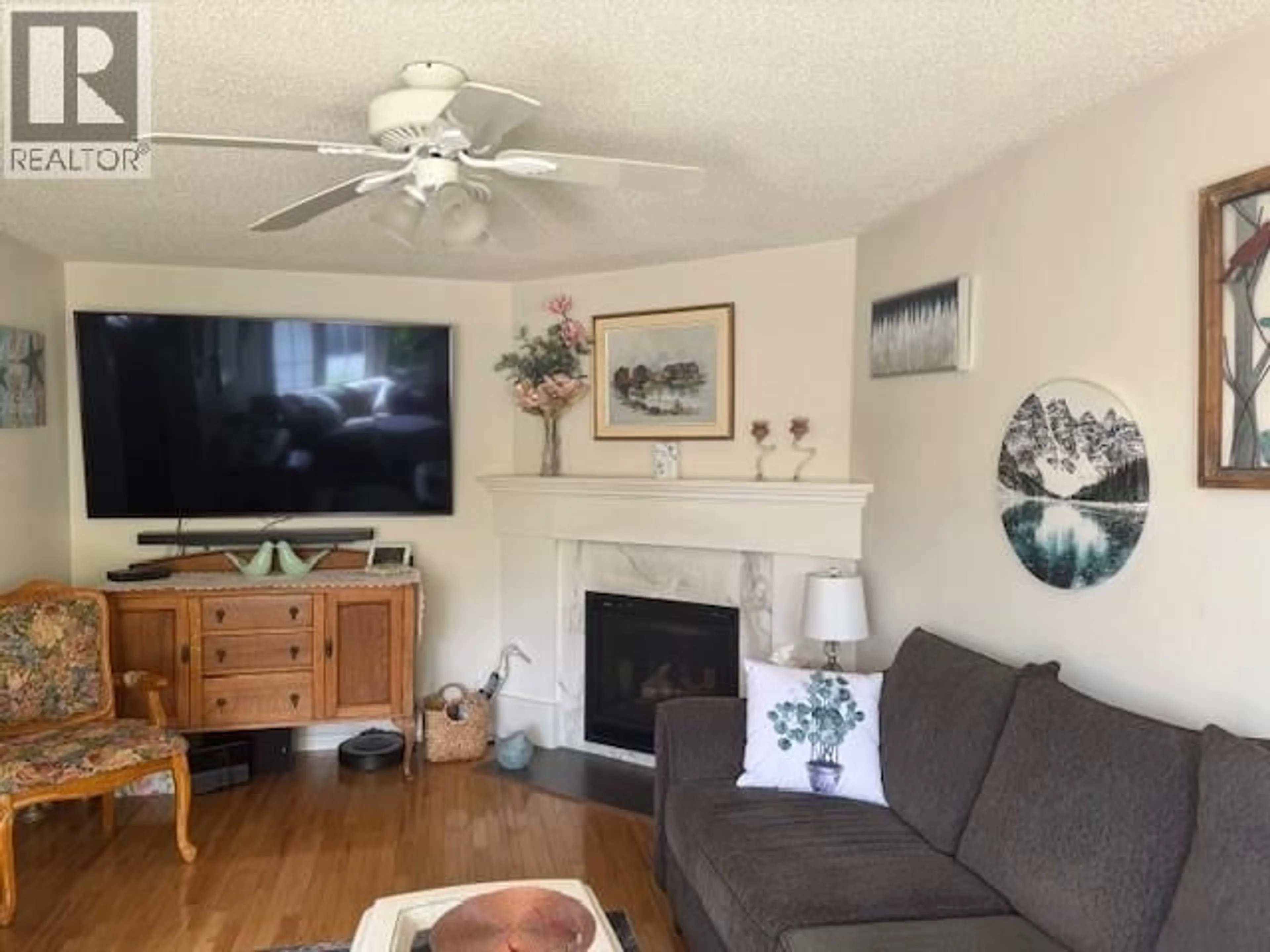 Living room with furniture, wood/laminate floor for 10 - 3096 SOUTH MAIN STREET, Penticton British Columbia V2A6G5