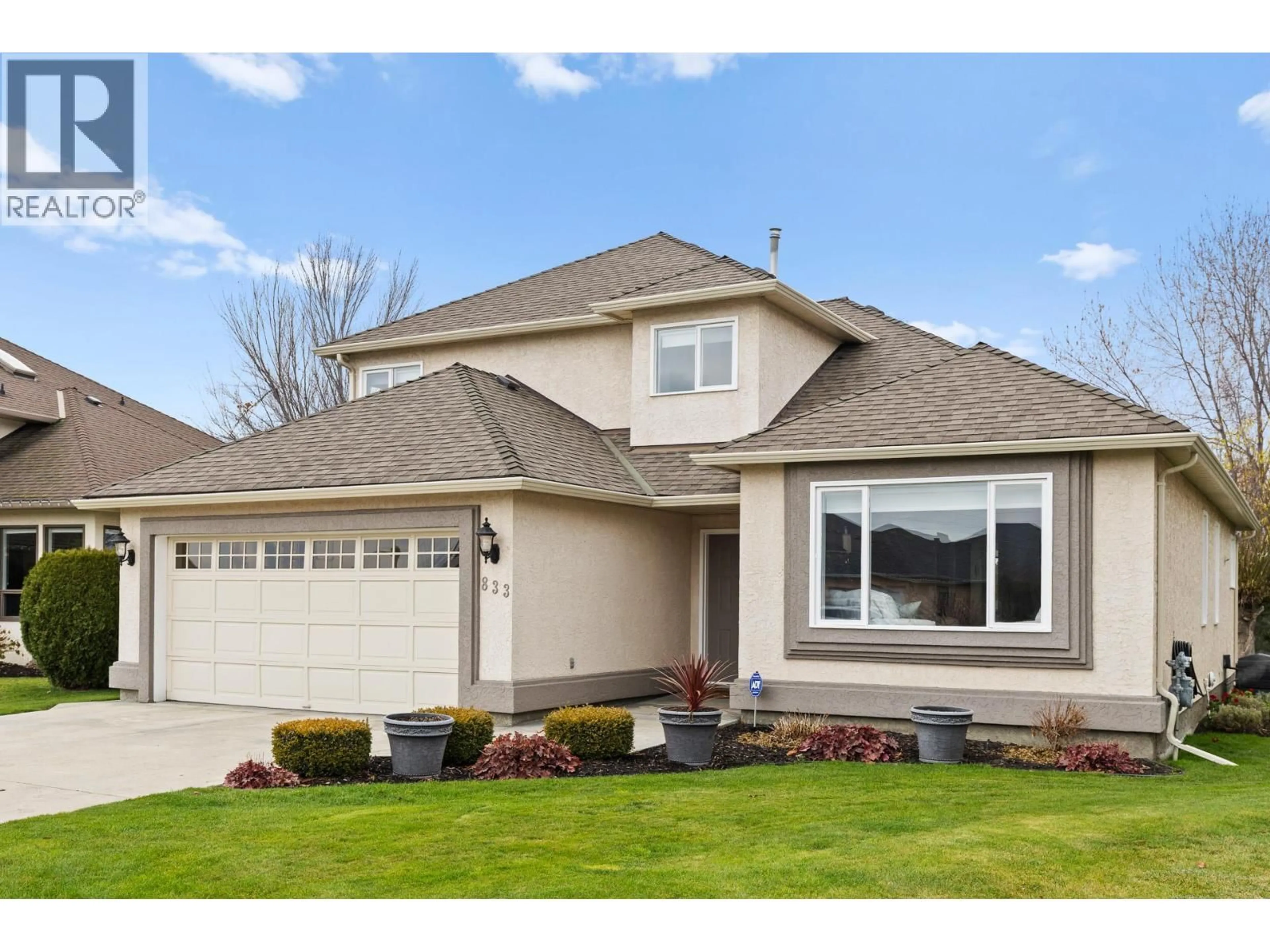 Home with vinyl exterior material, street for 833 SPRINGWOOD COURT, Kelowna British Columbia V1W3L8