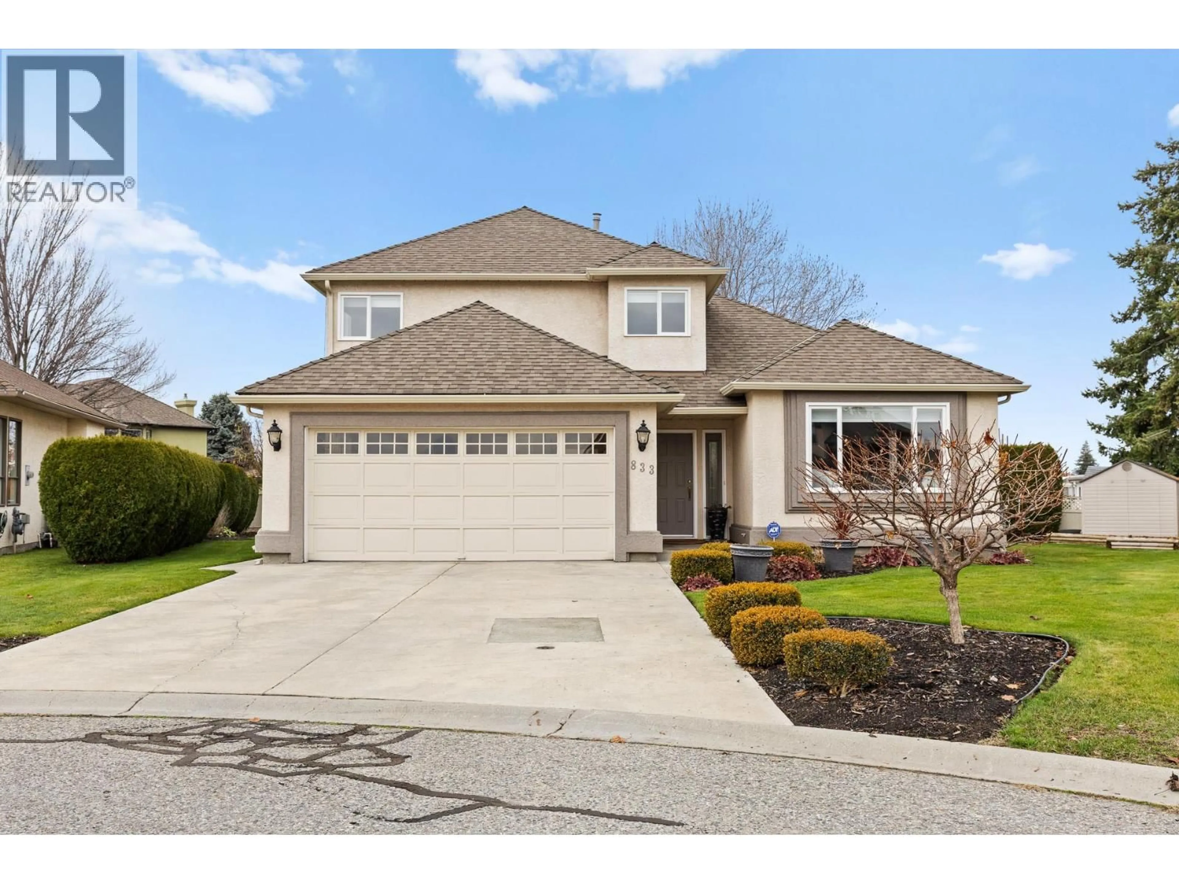 Home with vinyl exterior material, street for 833 SPRINGWOOD COURT, Kelowna British Columbia V1W3L8