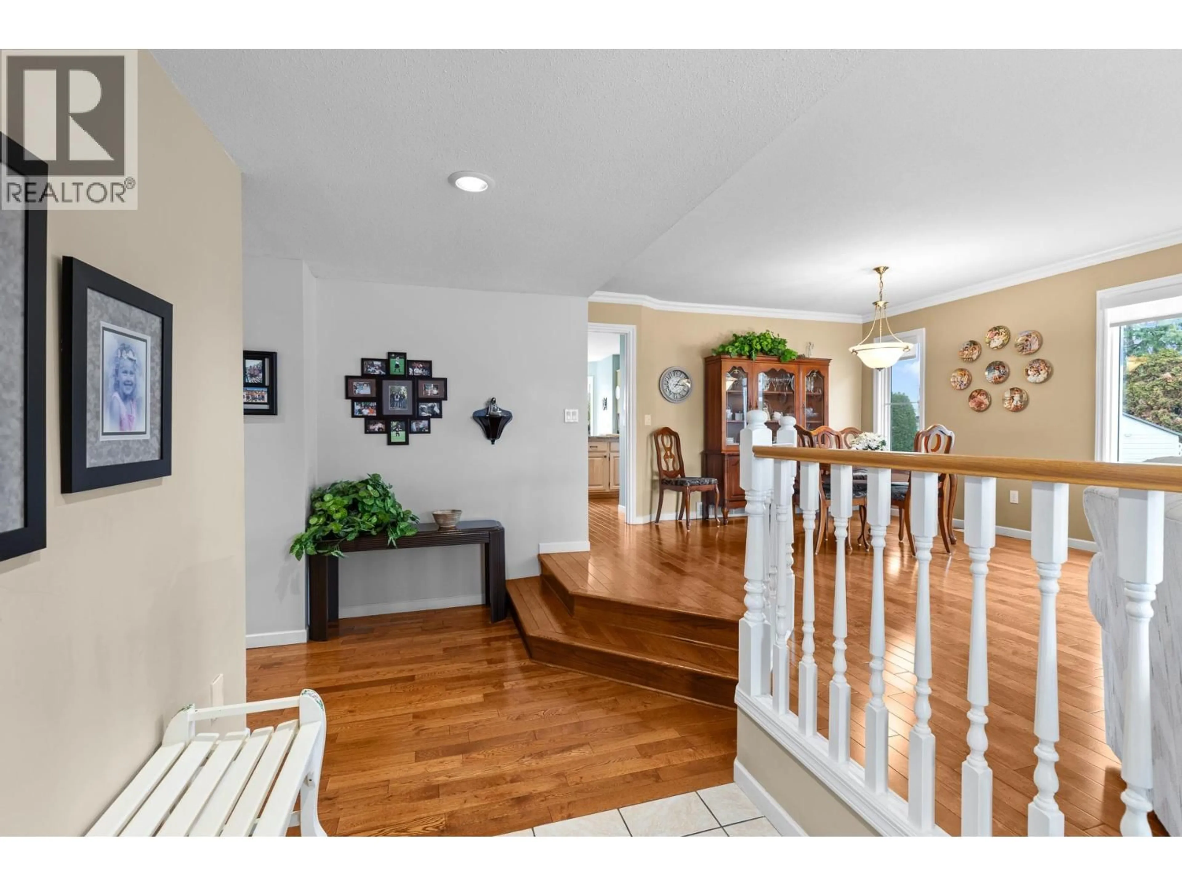 Indoor entryway for 833 SPRINGWOOD COURT, Kelowna British Columbia V1W3L8