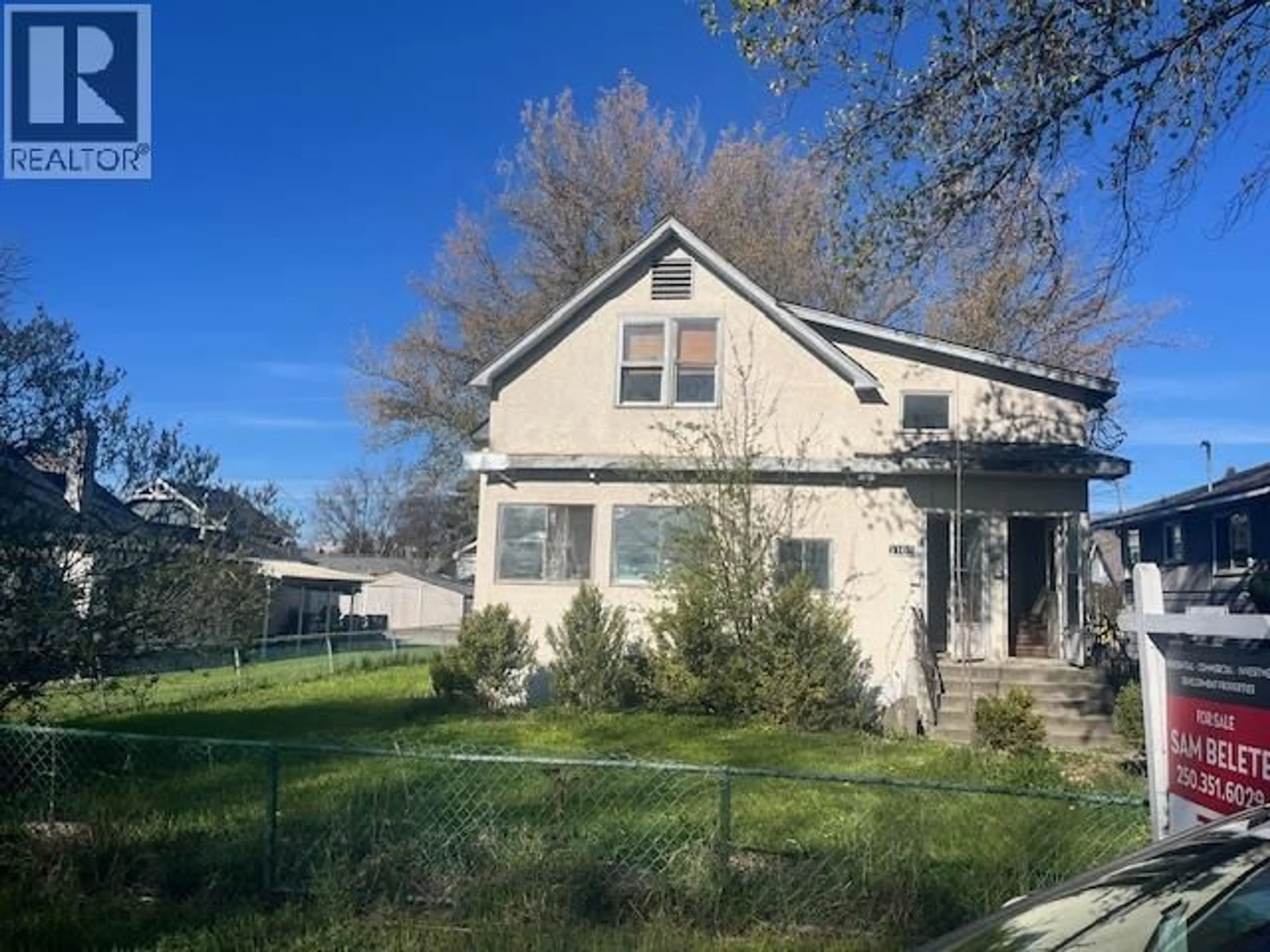 A pic from outside/outdoor area/front of a property/back of a property/a pic from drone, street for 2166 ABERDEEN STREET, Kelowna British Columbia V1Y2T4