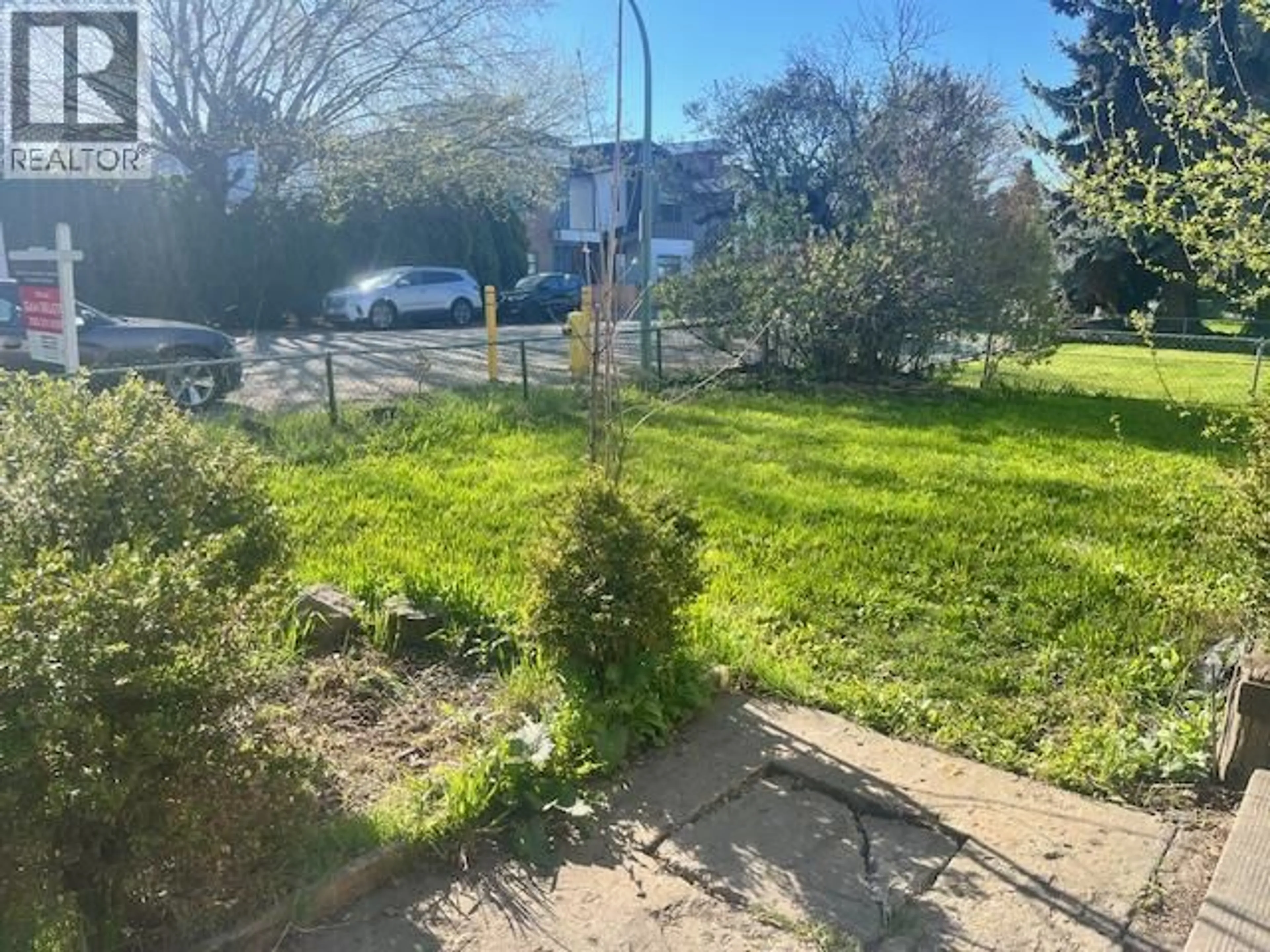 A pic from outside/outdoor area/front of a property/back of a property/a pic from drone, street for 2166 ABERDEEN STREET, Kelowna British Columbia V1Y2T4