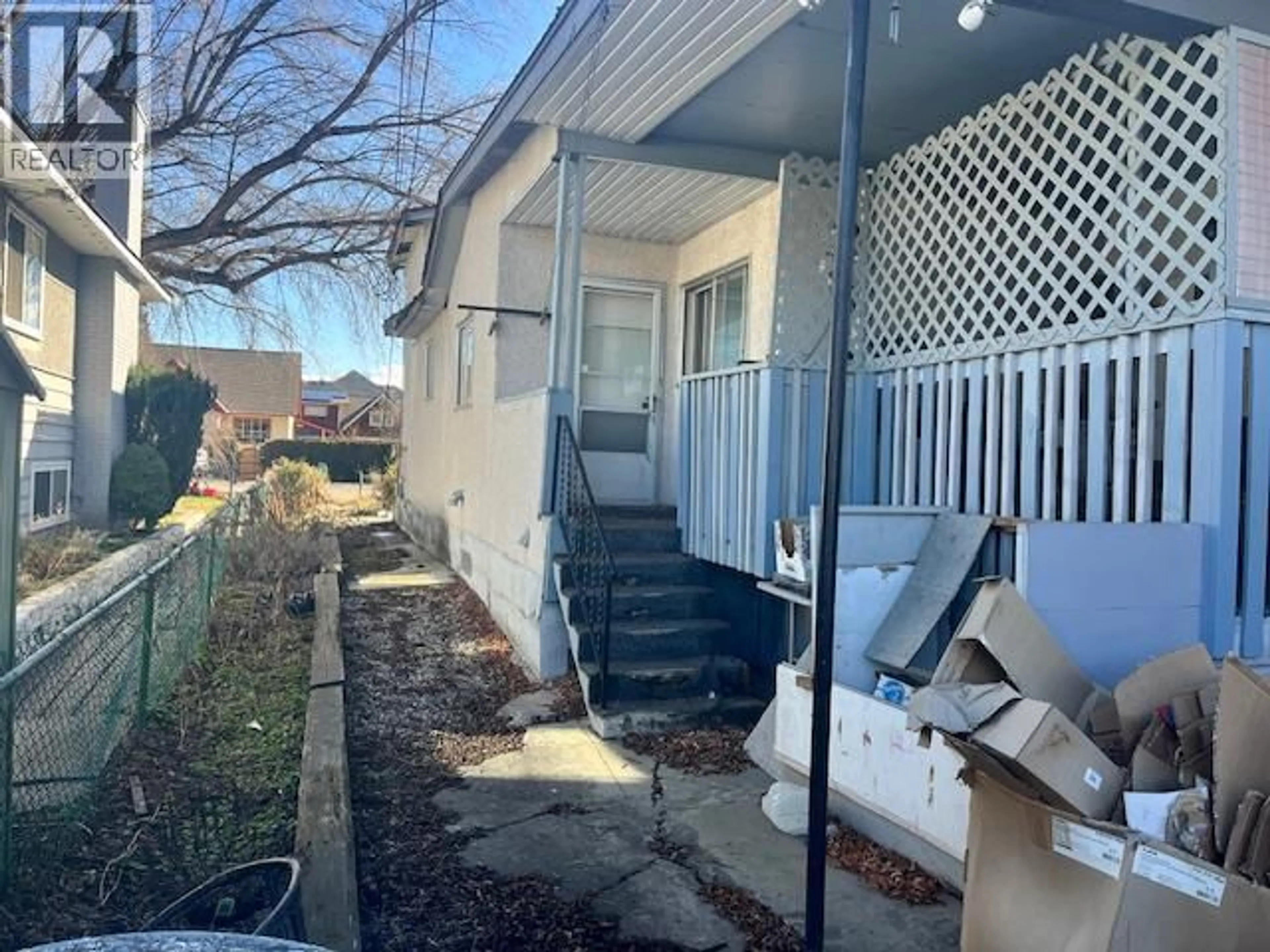 A pic from outside/outdoor area/front of a property/back of a property/a pic from drone, street for 2166 ABERDEEN STREET, Kelowna British Columbia V1Y2T4