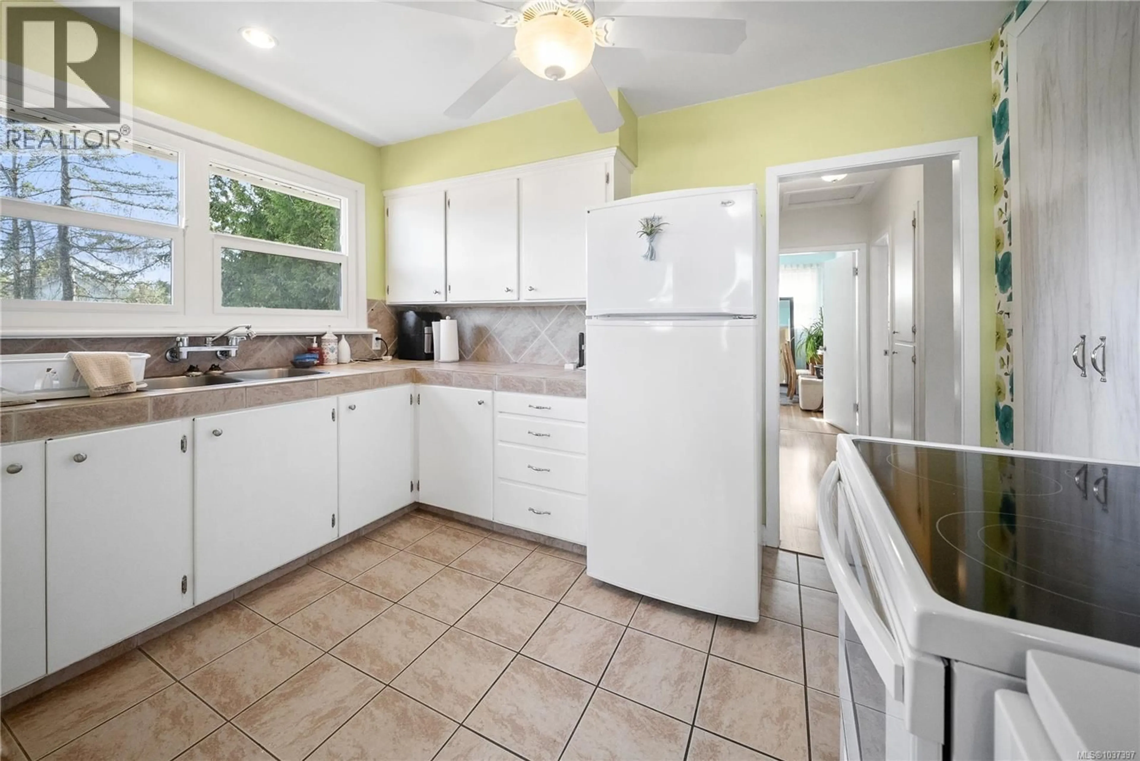 Standard kitchen, ceramic/tile floor for 443 AYSGARTH STREET, Nanaimo British Columbia V9R1V7