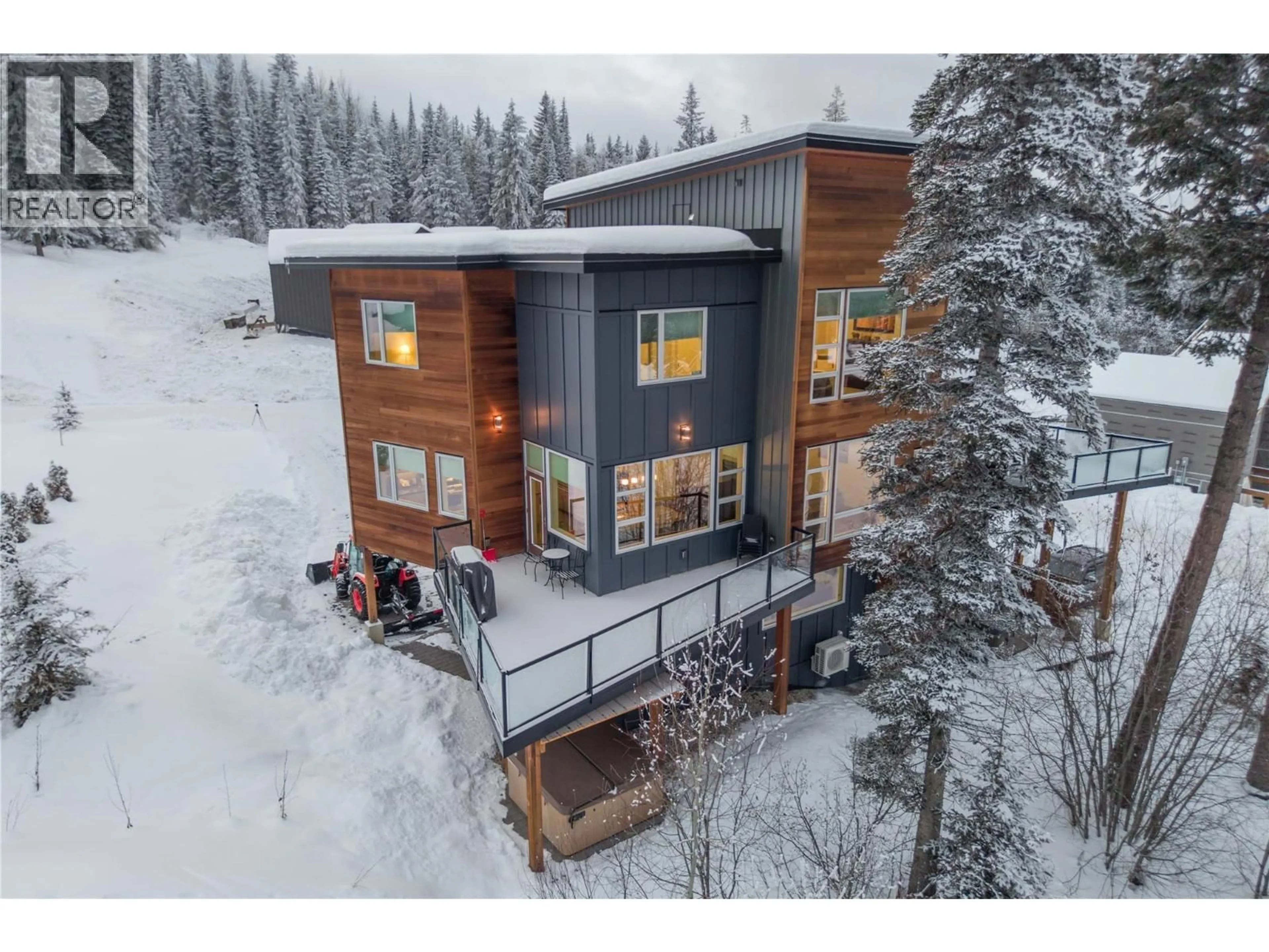 A pic from outside/outdoor area/front of a property/back of a property/a pic from drone, unknown for 1637 THOMPSON CRESCENT, Golden British Columbia V0A1H2