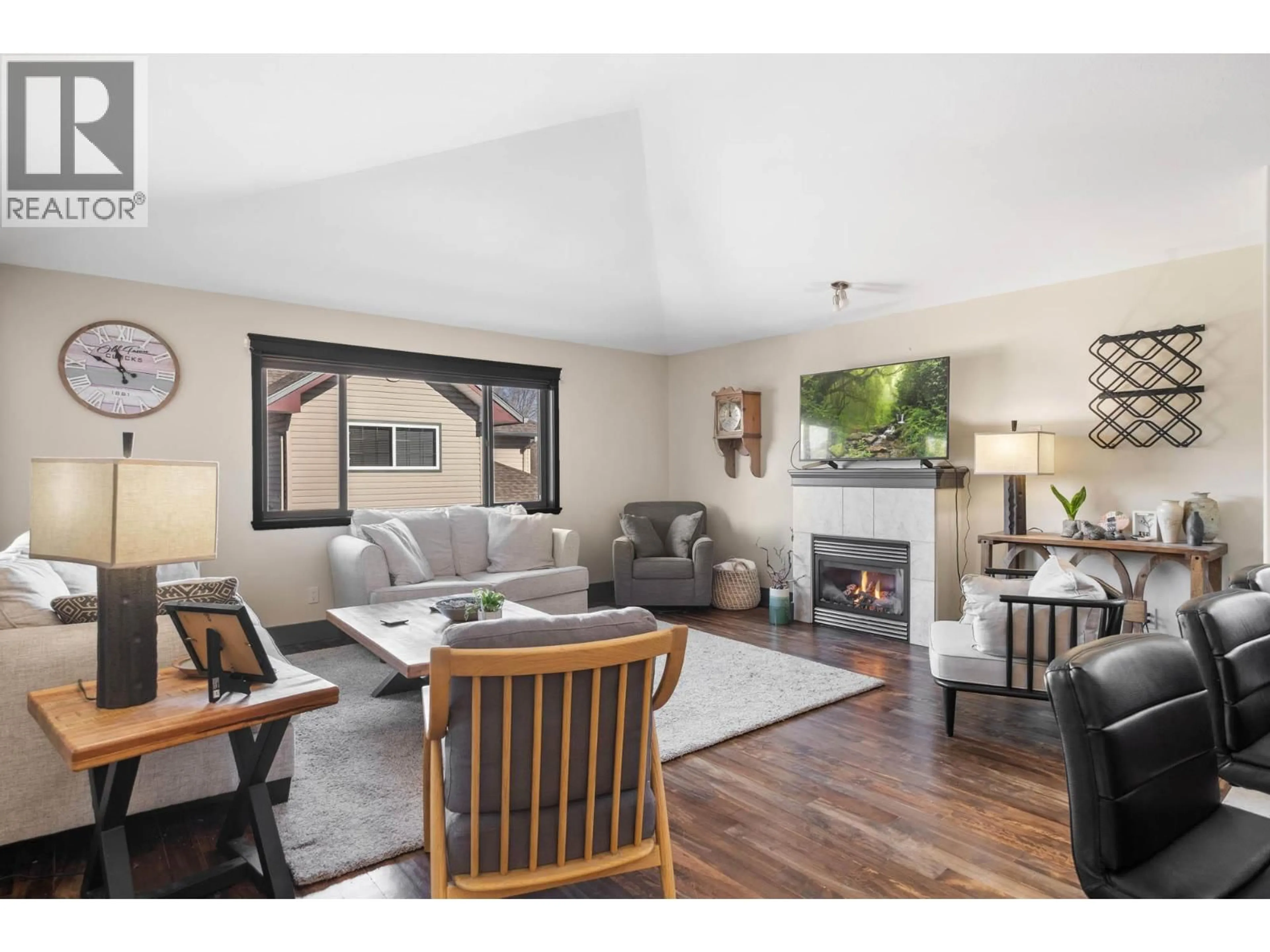 Living room with furniture, wood/laminate floor for 3284 REDECOPP COURT, Lake Country British Columbia V4V1V4