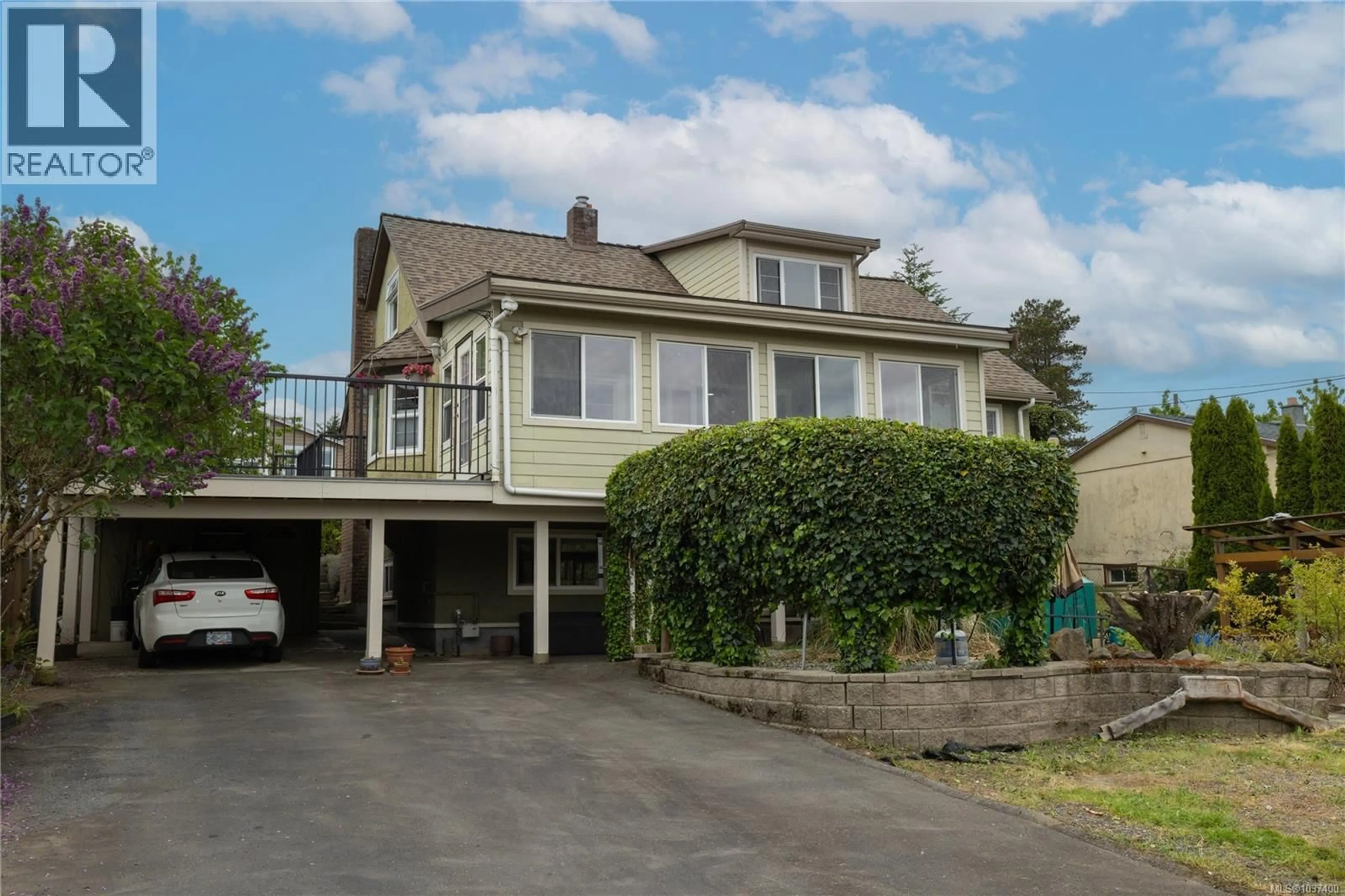 A pic from outside/outdoor area/front of a property/back of a property/a pic from drone, street for 27 VIEW STREET, Nanaimo British Columbia V2M3S5