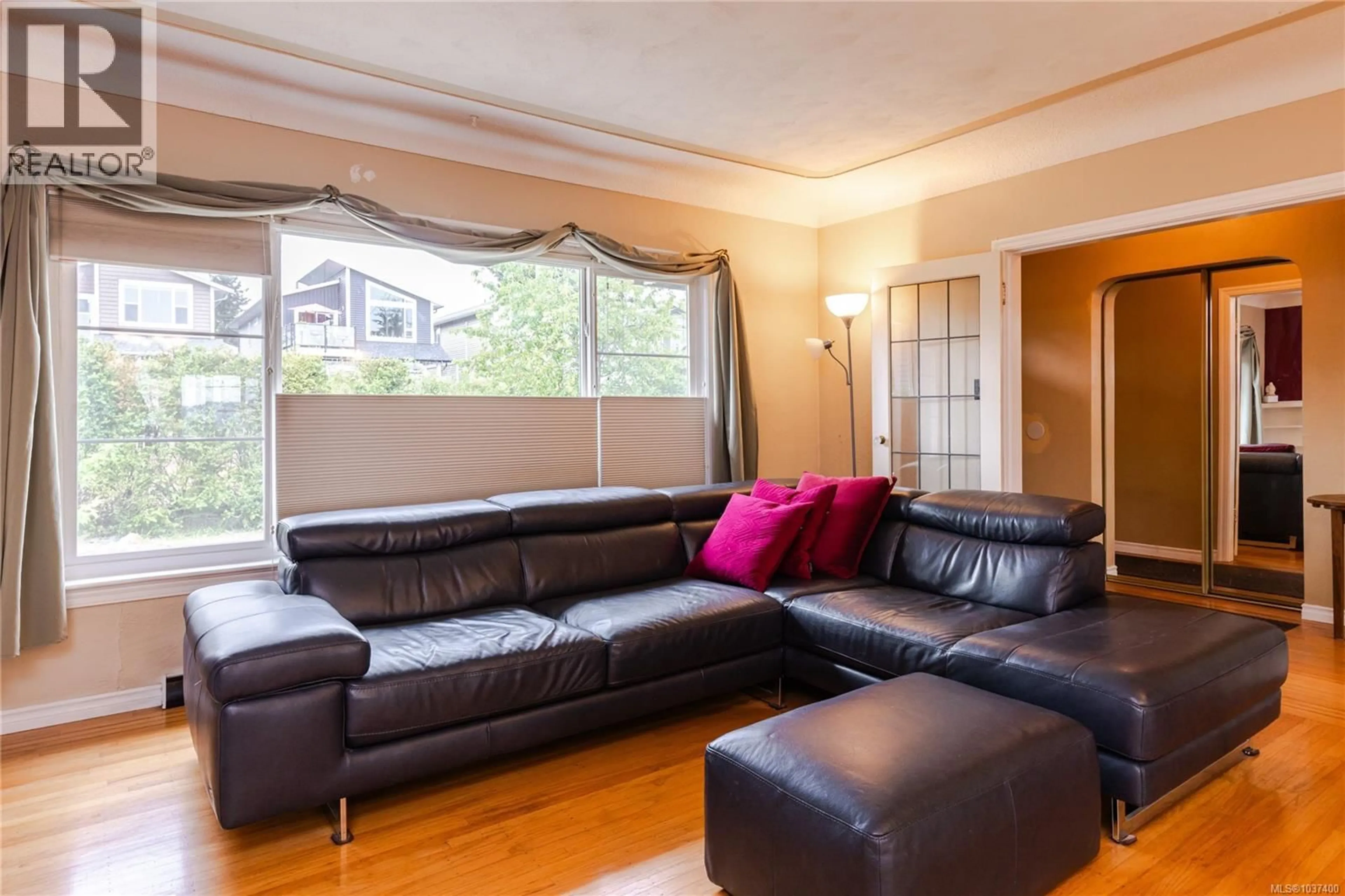 Living room with furniture, wood/laminate floor for 27 VIEW STREET, Nanaimo British Columbia V2M3S5