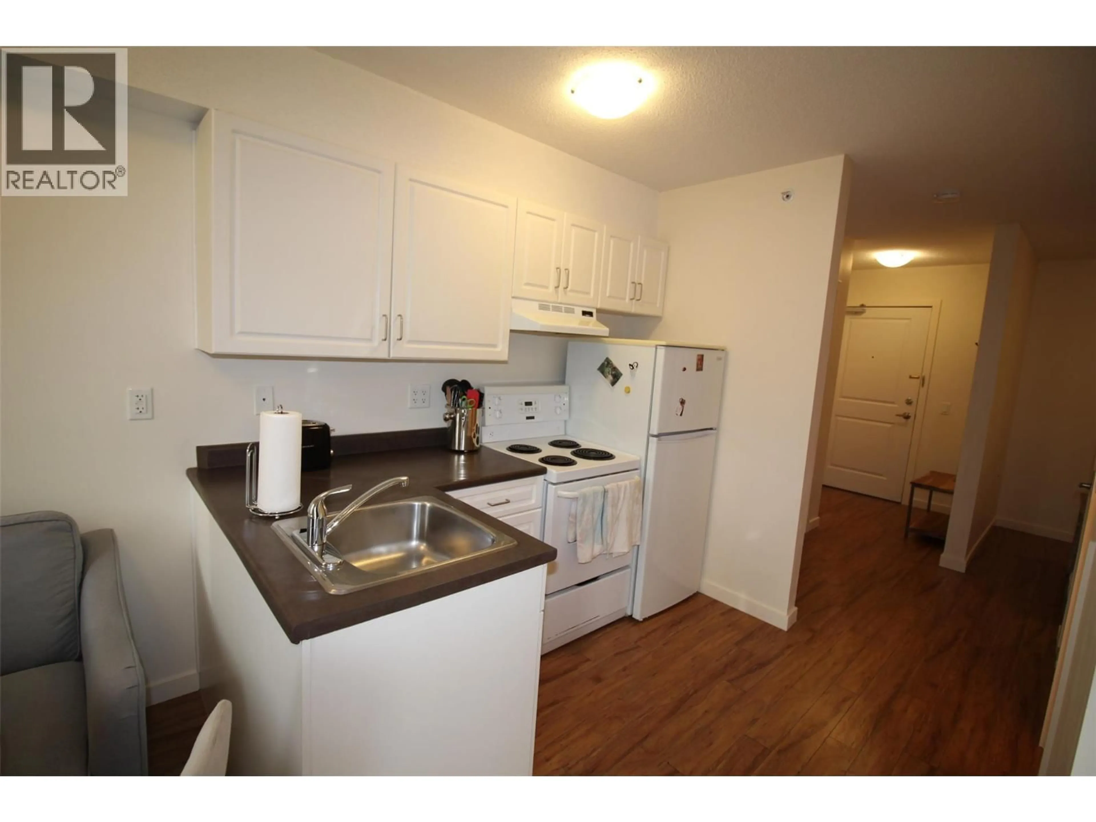 Standard kitchen, wood/laminate floor for 407 - 375 CHERRY AVENUE, Kamloops British Columbia V2B0E1