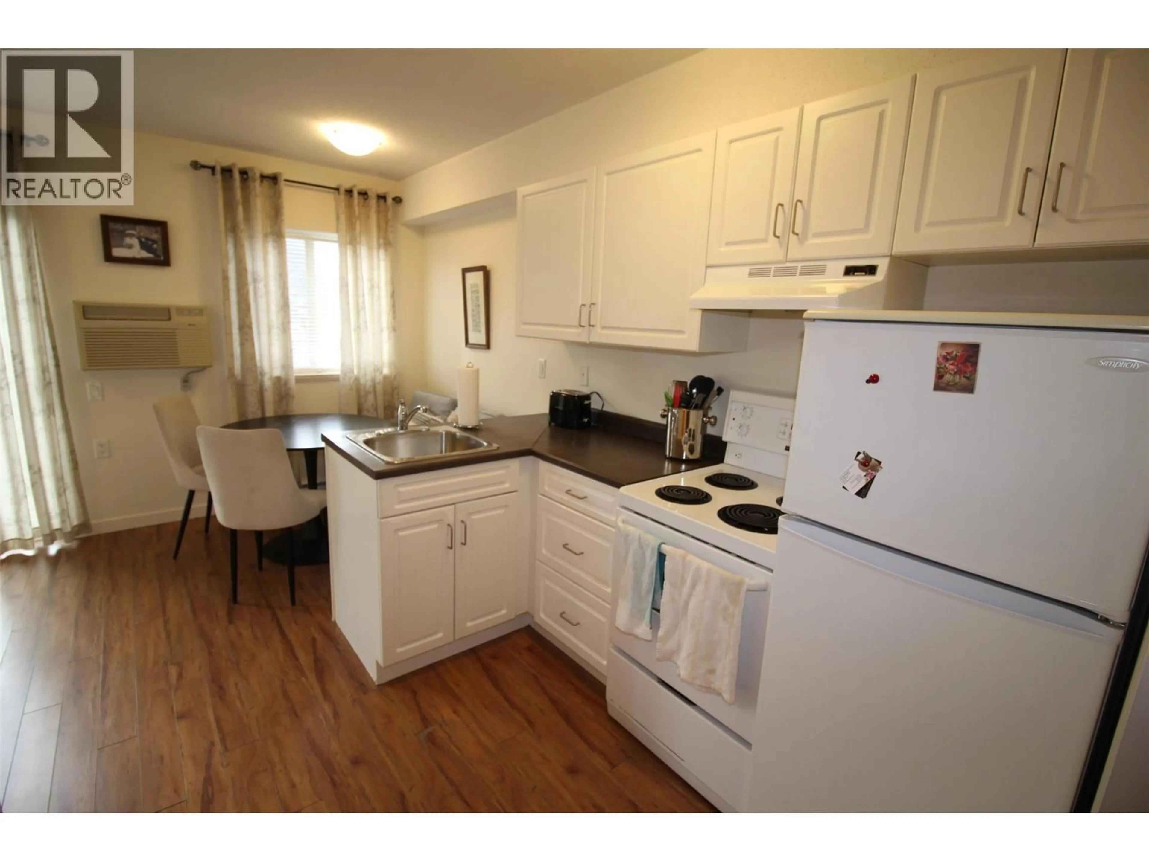 Standard kitchen, wood/laminate floor for 407 - 375 CHERRY AVENUE, Kamloops British Columbia V2B0E1