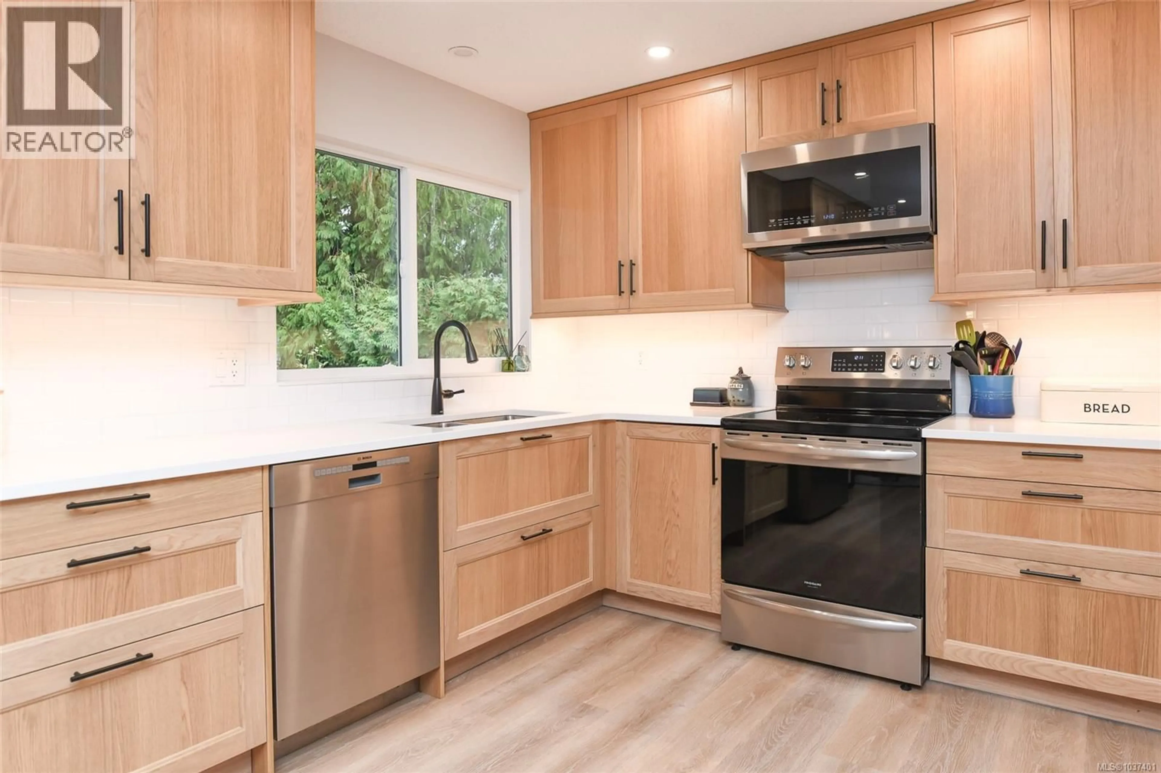 Standard kitchen, wood/laminate floor for 78 ROD & GUN ROAD, Courtenay British Columbia V9N3M9