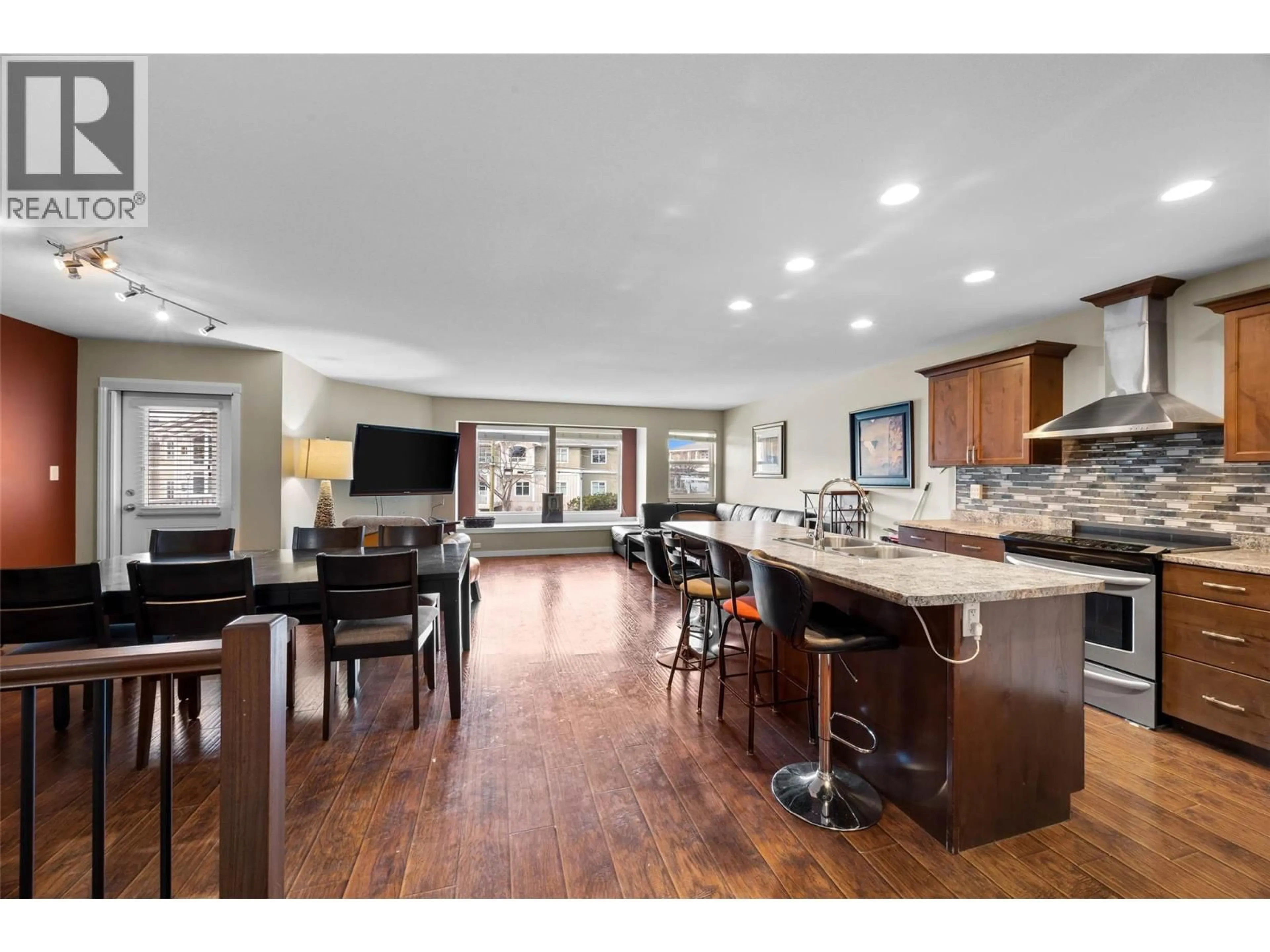 Open concept kitchen, unknown for 957 DESMOND STREET, Kamloops British Columbia V2B5K7