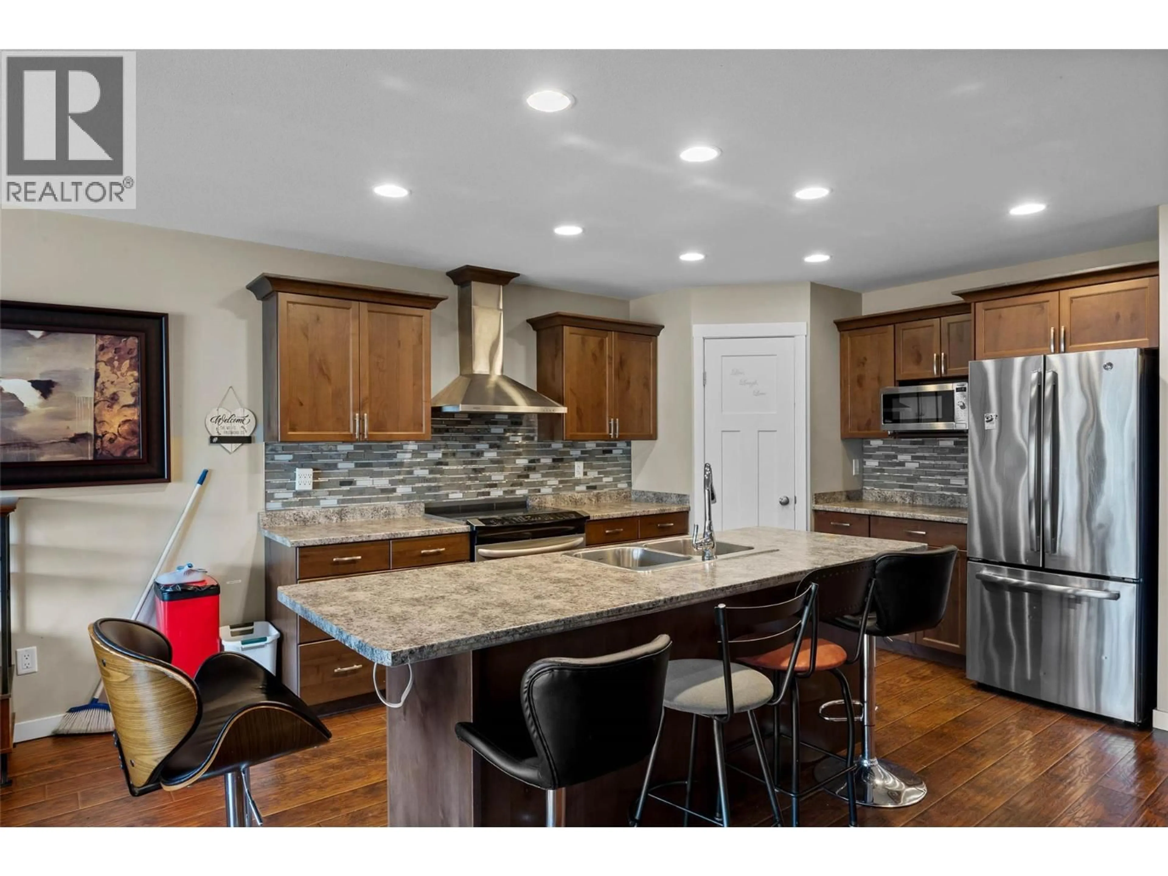 Open concept kitchen, unknown for 957 DESMOND STREET, Kamloops British Columbia V2B5K7