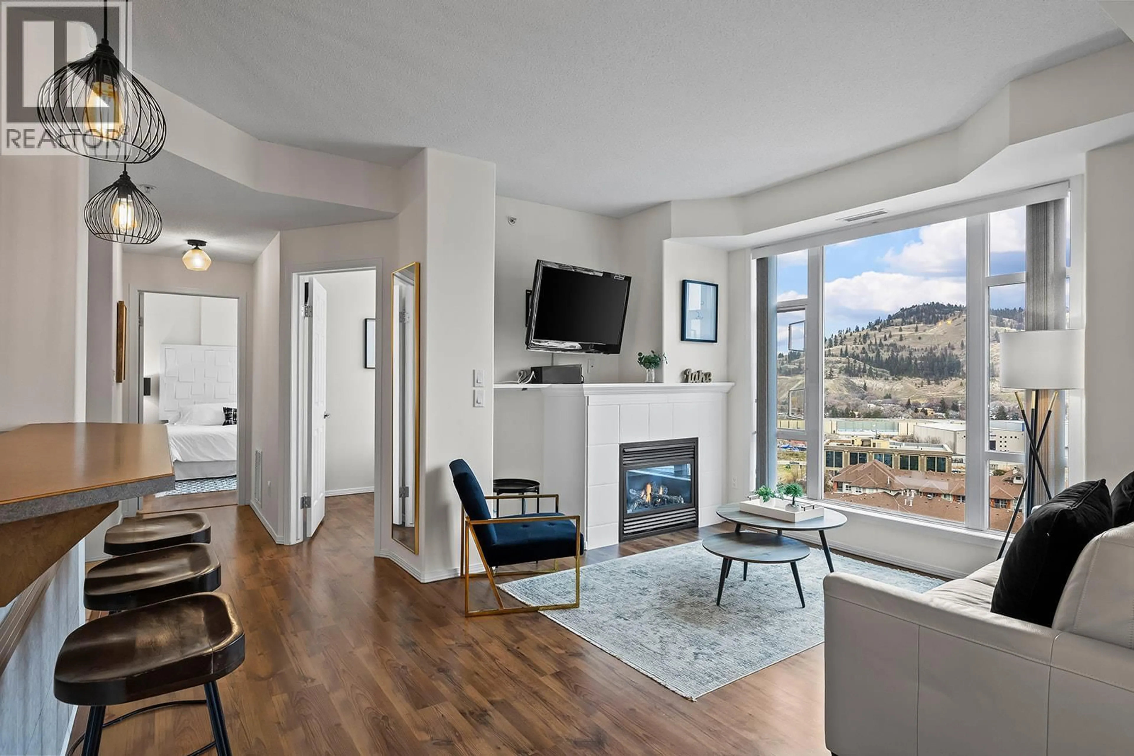 Living room with furniture, wood/laminate floor for 1404 - 1128 SUNSET DRIVE, Kelowna British Columbia V1Y9W7