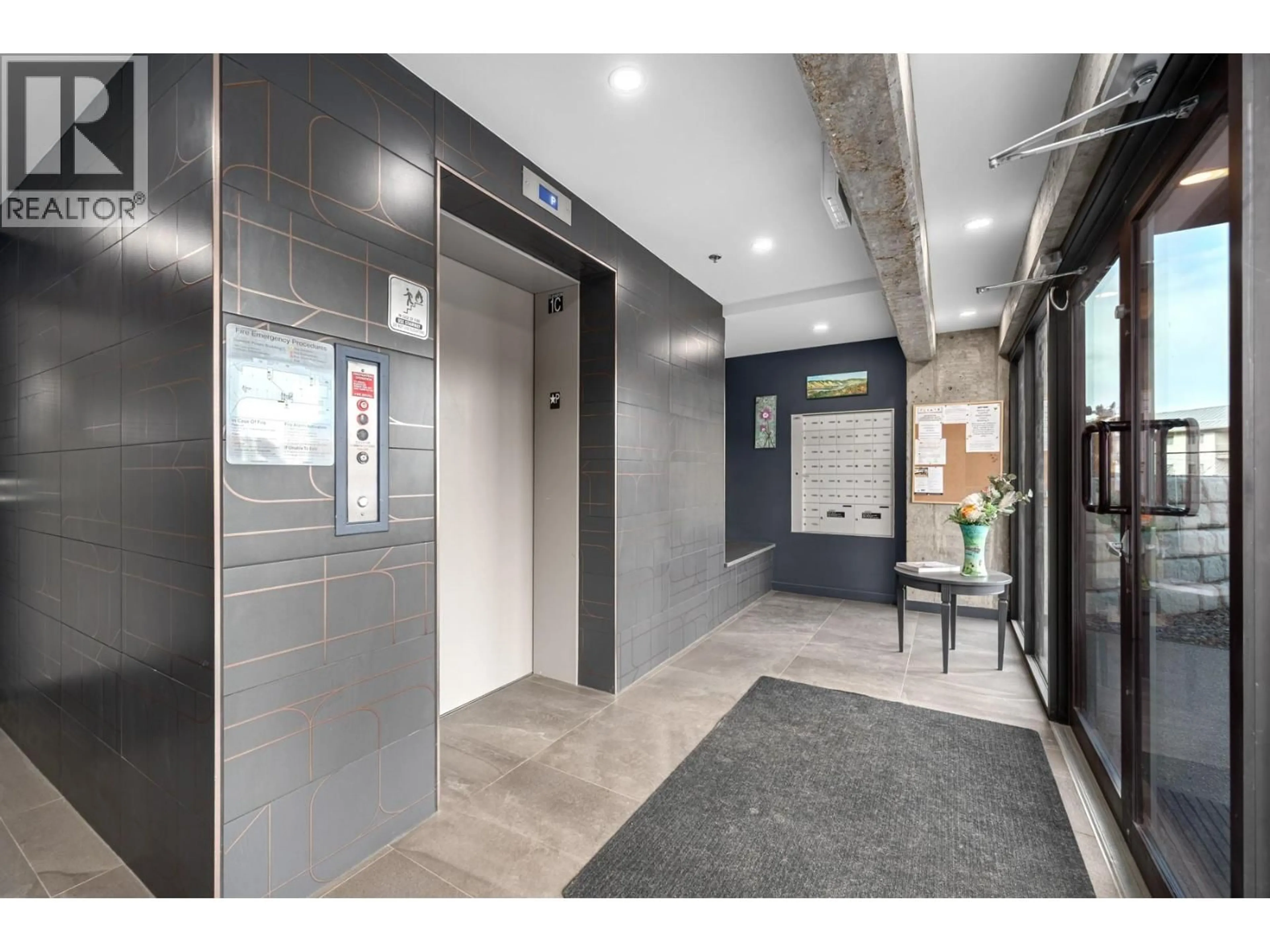 Indoor foyer for 3405 - 1405 SPRINGHILL DRIVE, Kamloops British Columbia V2C0B4