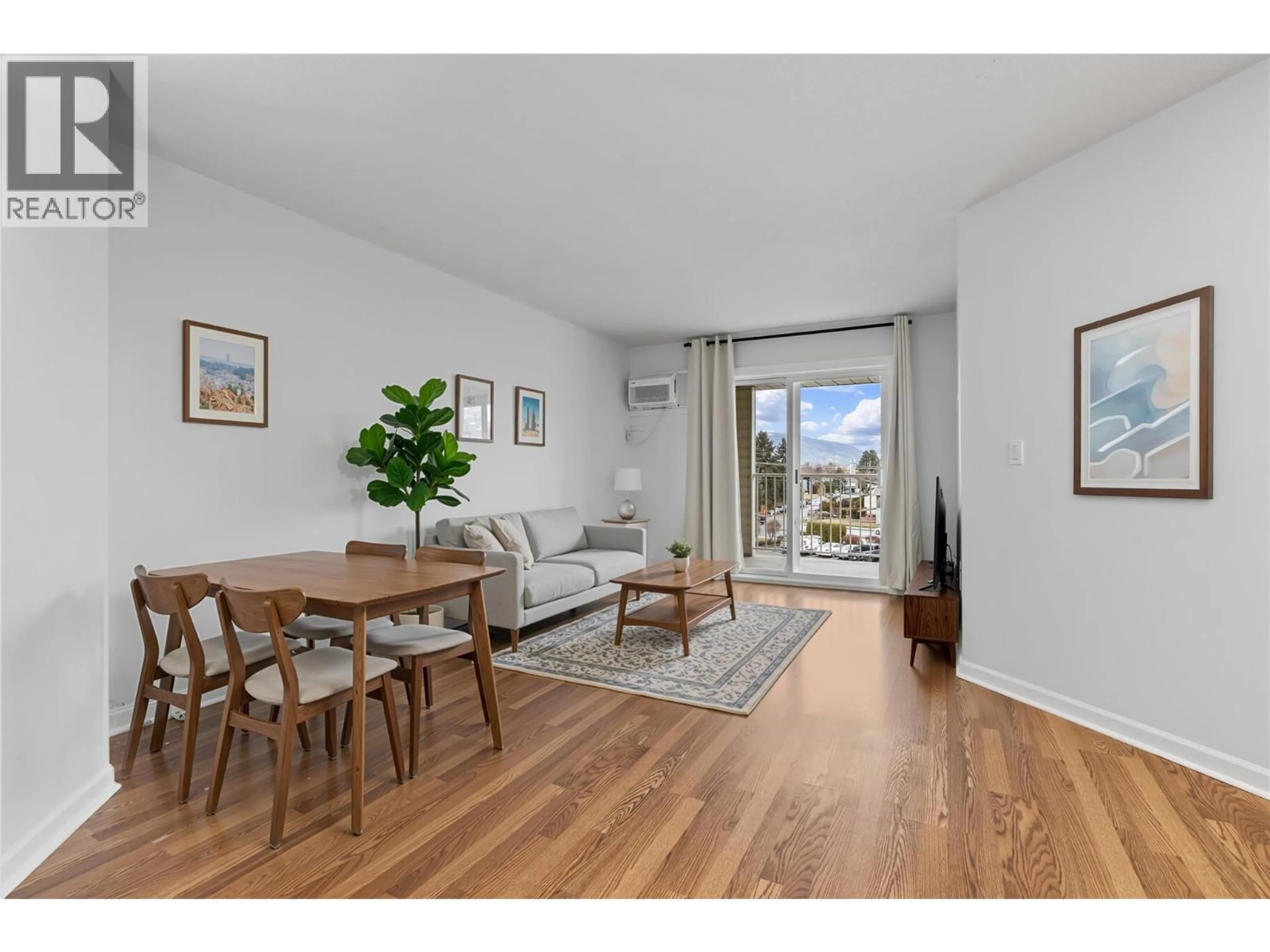 Living room with furniture, wood/laminate floor for 424 - 3160 CASORSO ROAD, Kelowna British Columbia V1W3L7