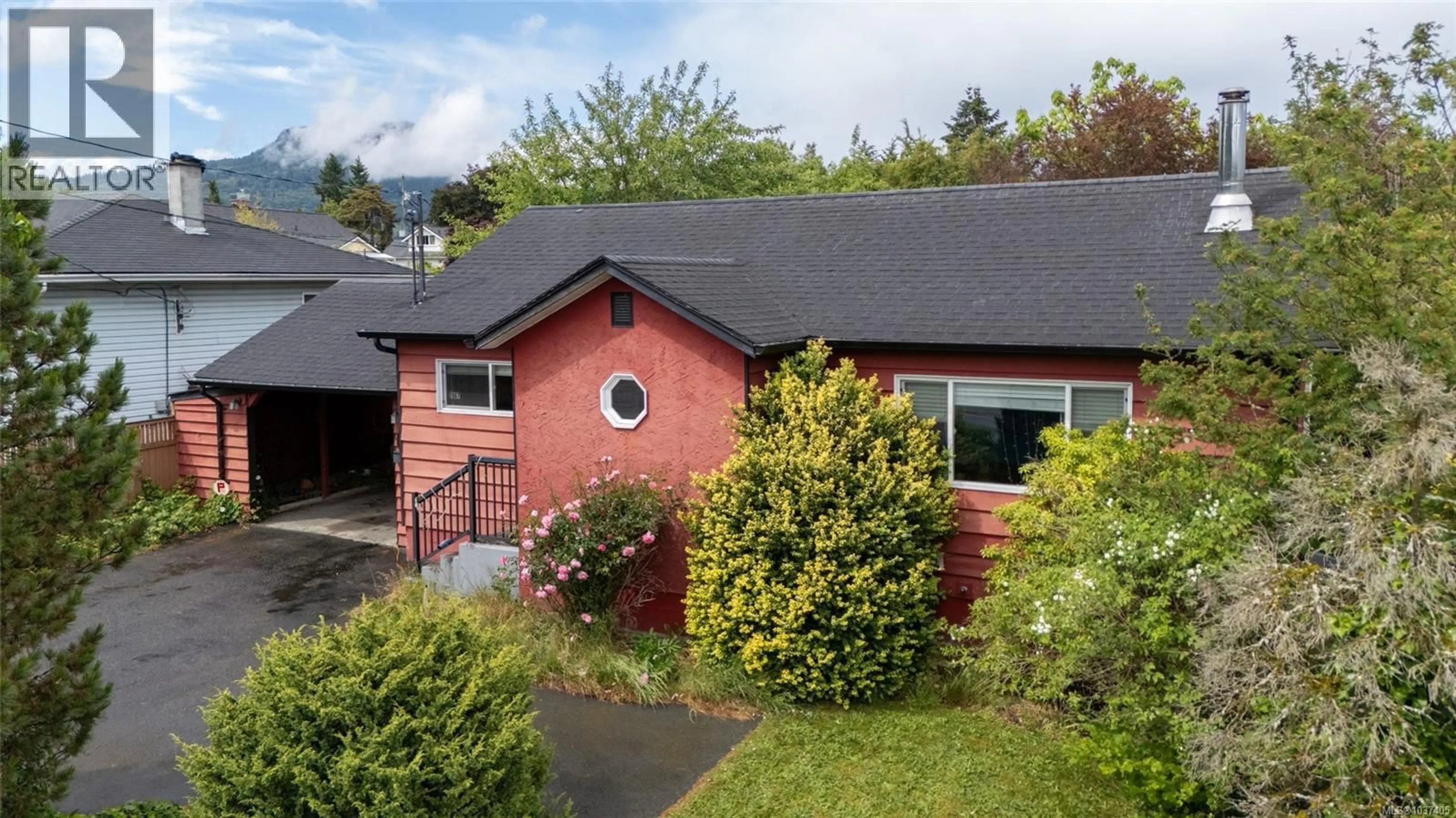 A pic from outside/outdoor area/front of a property/back of a property/a pic from drone, street for 2967 SHERMAN ROAD, Duncan British Columbia V9L2B7