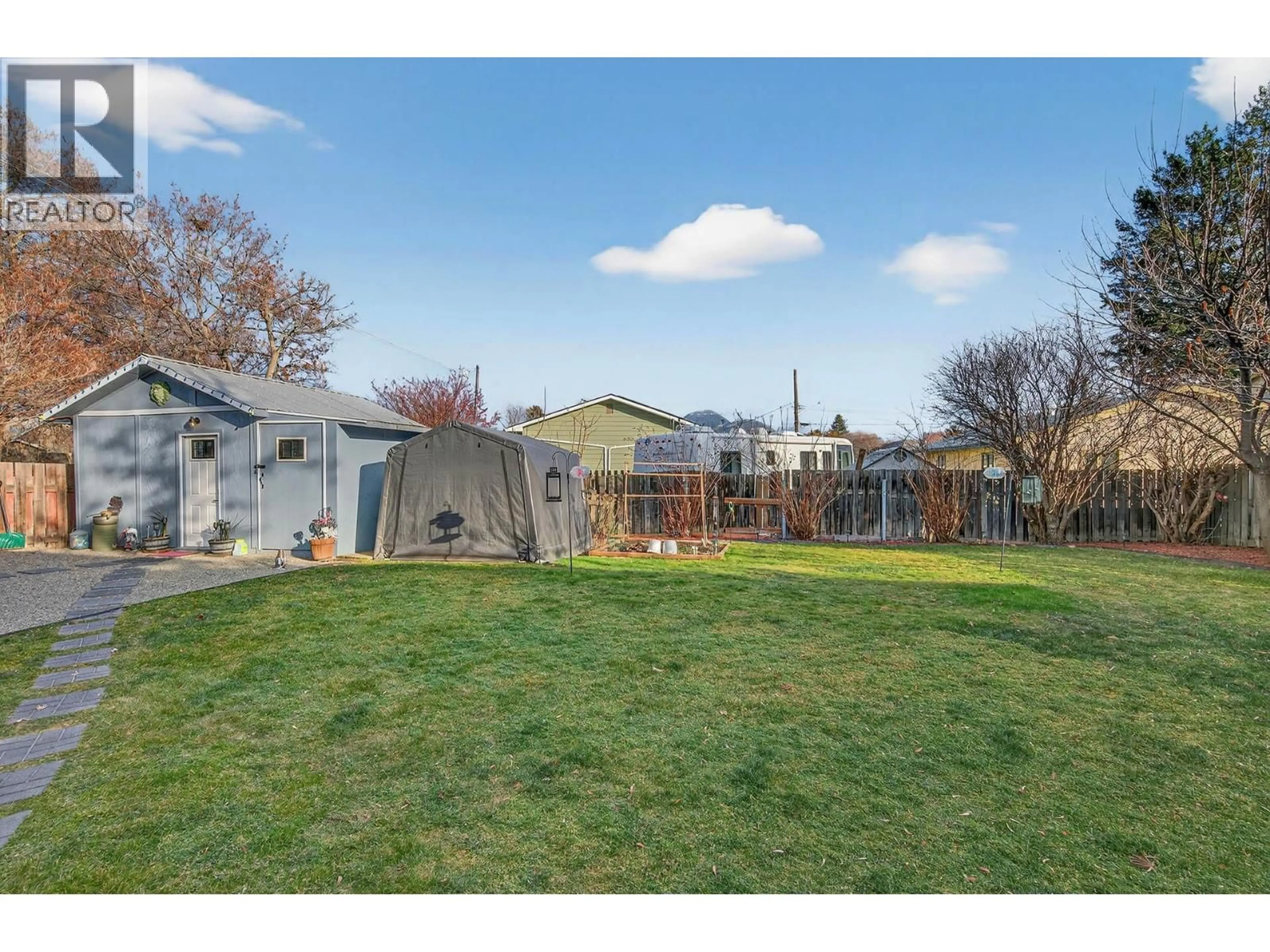 A pic from outside/outdoor area/front of a property/back of a property/a pic from drone, street for 543 DESMOND STREET, Kamloops British Columbia V2B5J9