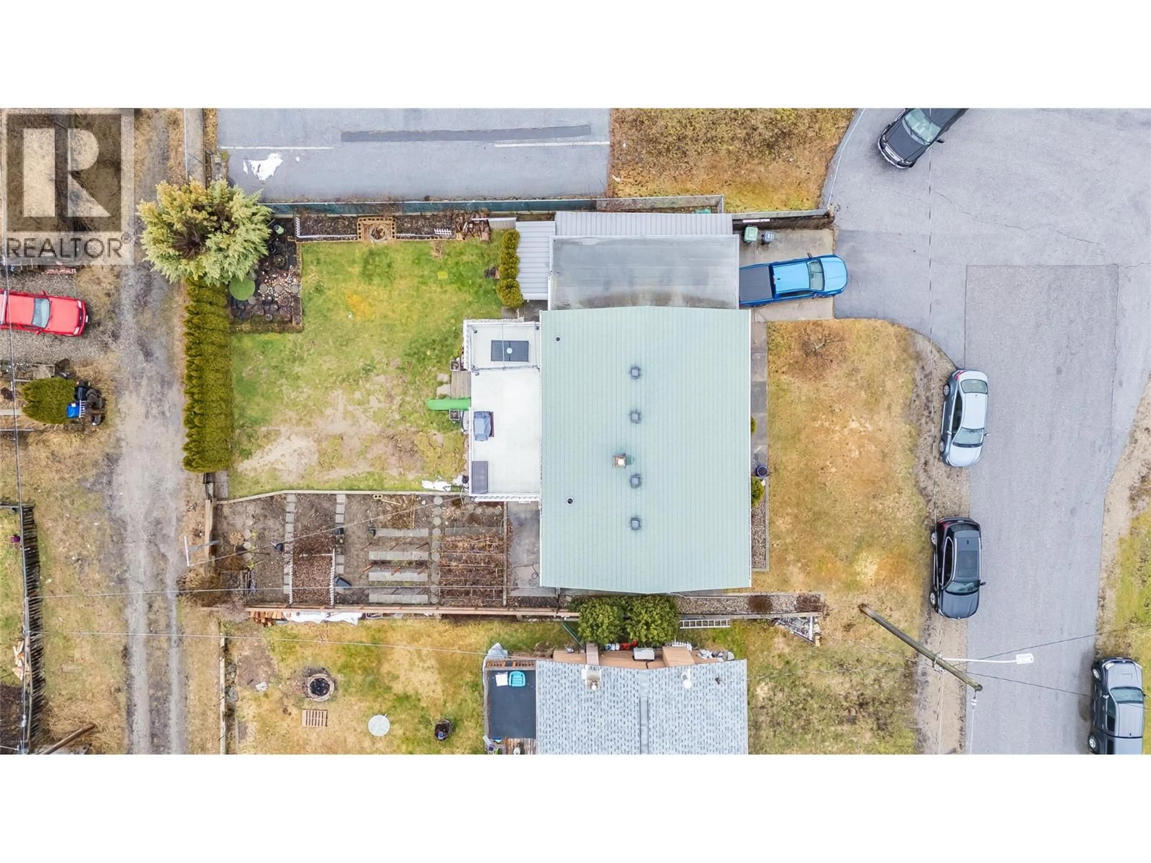 A pic from outside/outdoor area/front of a property/back of a property/a pic from drone, unknown for 550 6TH AVENUE, Castlegar British Columbia V1N1T7