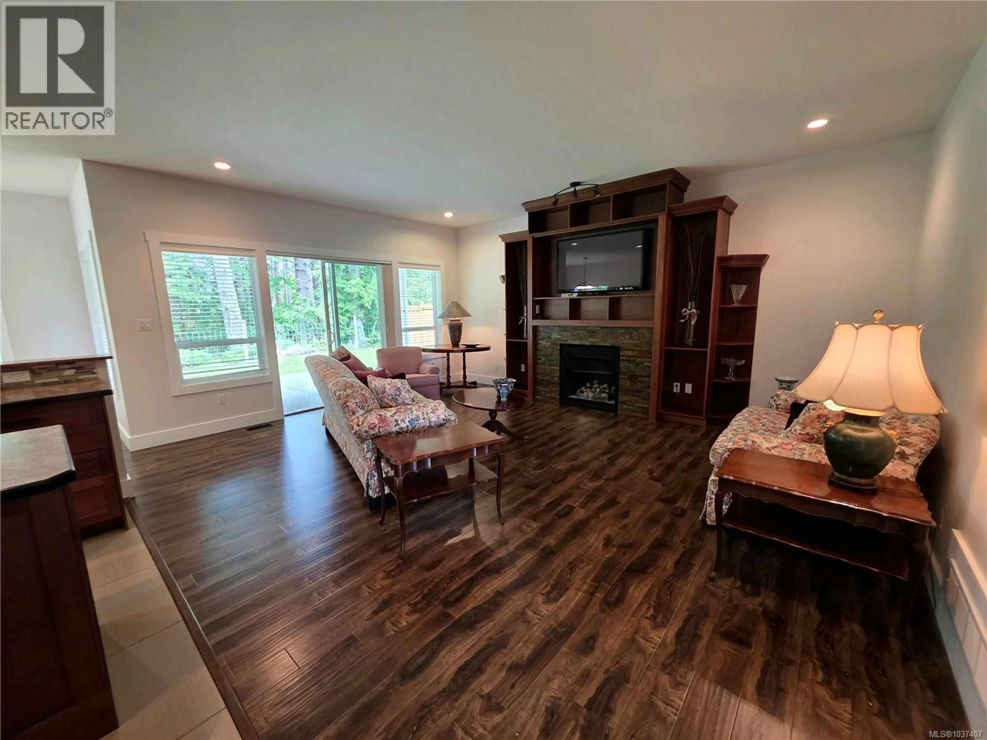 Living room with furniture, wood/laminate floor for 10 - 5450 TOMSWOOD ROAD, Port Alberni British Columbia V9Y0B4