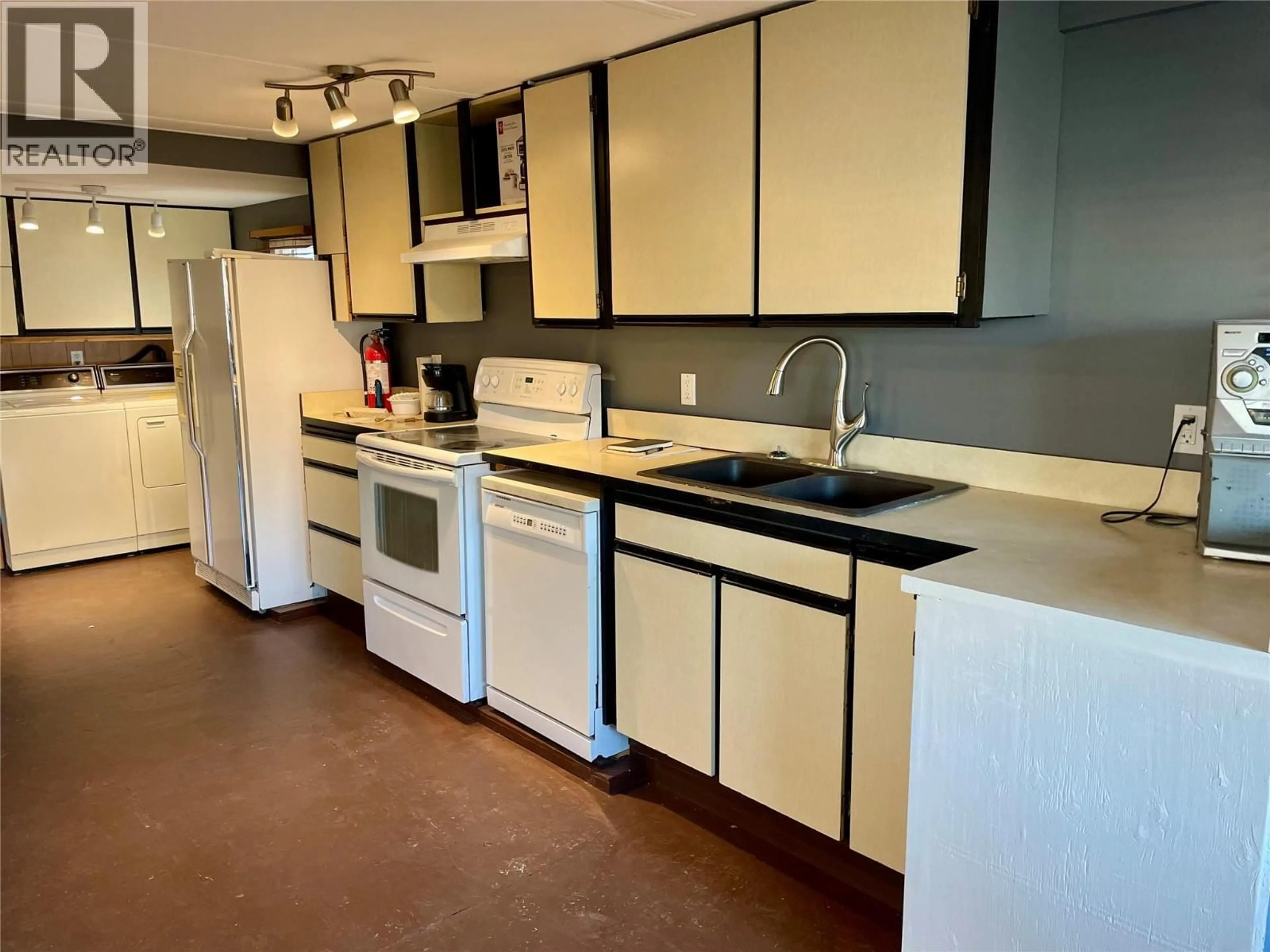 Standard kitchen, unknown for 32 - 4395 TRANS CANADA  E HIGHWAY, Kamloops British Columbia V2C4S4