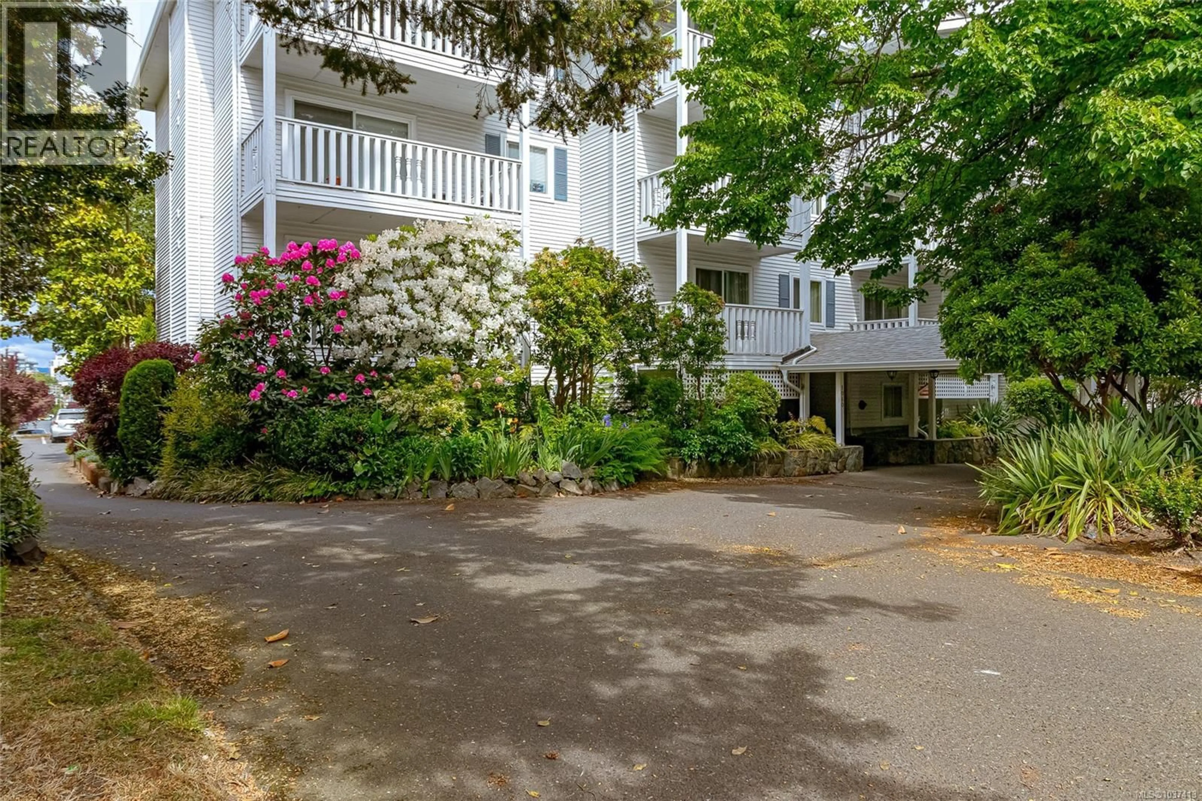 Patio, street for 401 - 1060 LINDEN AVENUE, Victoria British Columbia V8V4H2
