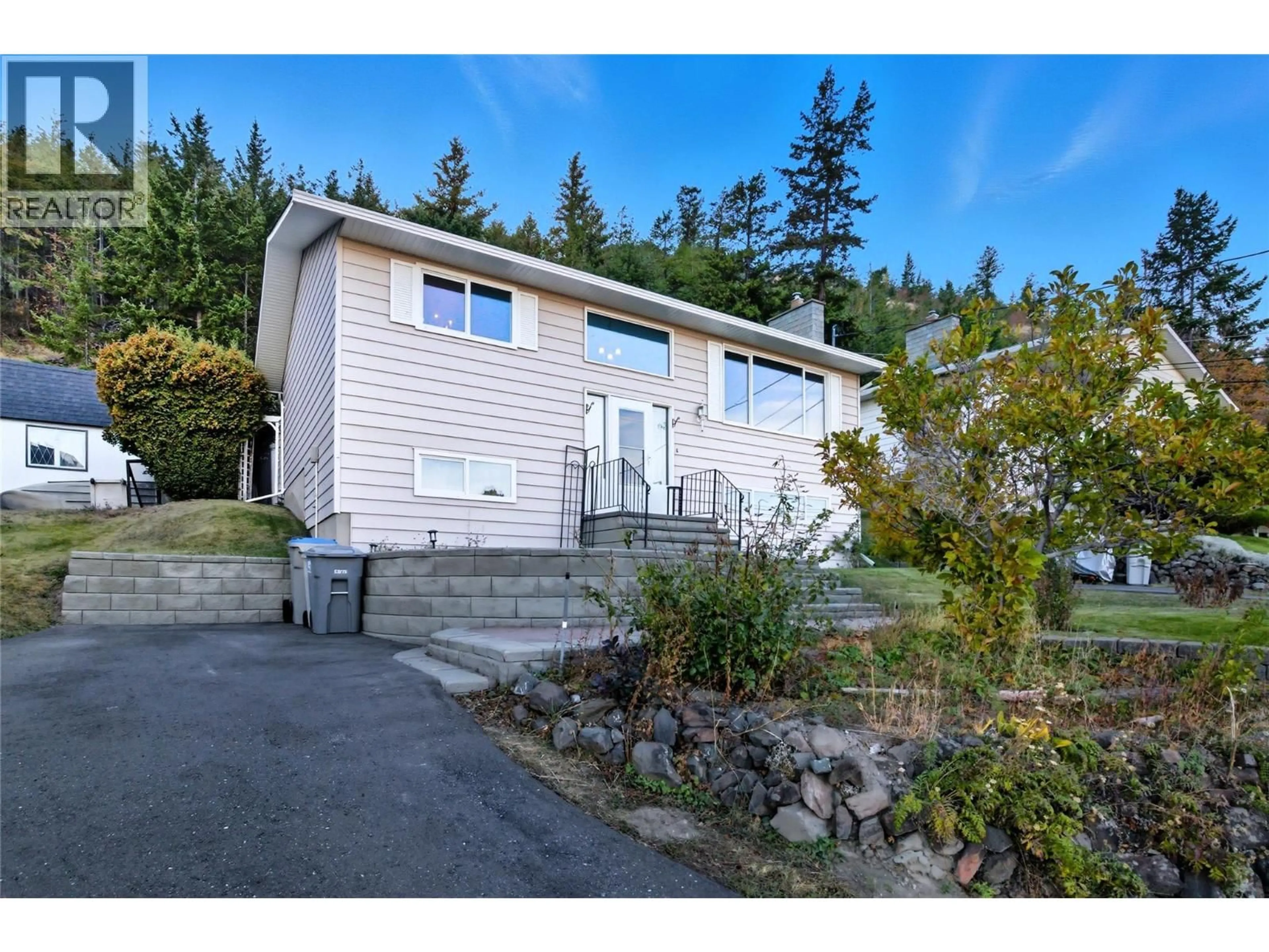 Home with vinyl exterior material, street for 1047 LAMAR PLACE, Kamloops British Columbia V2C5V2