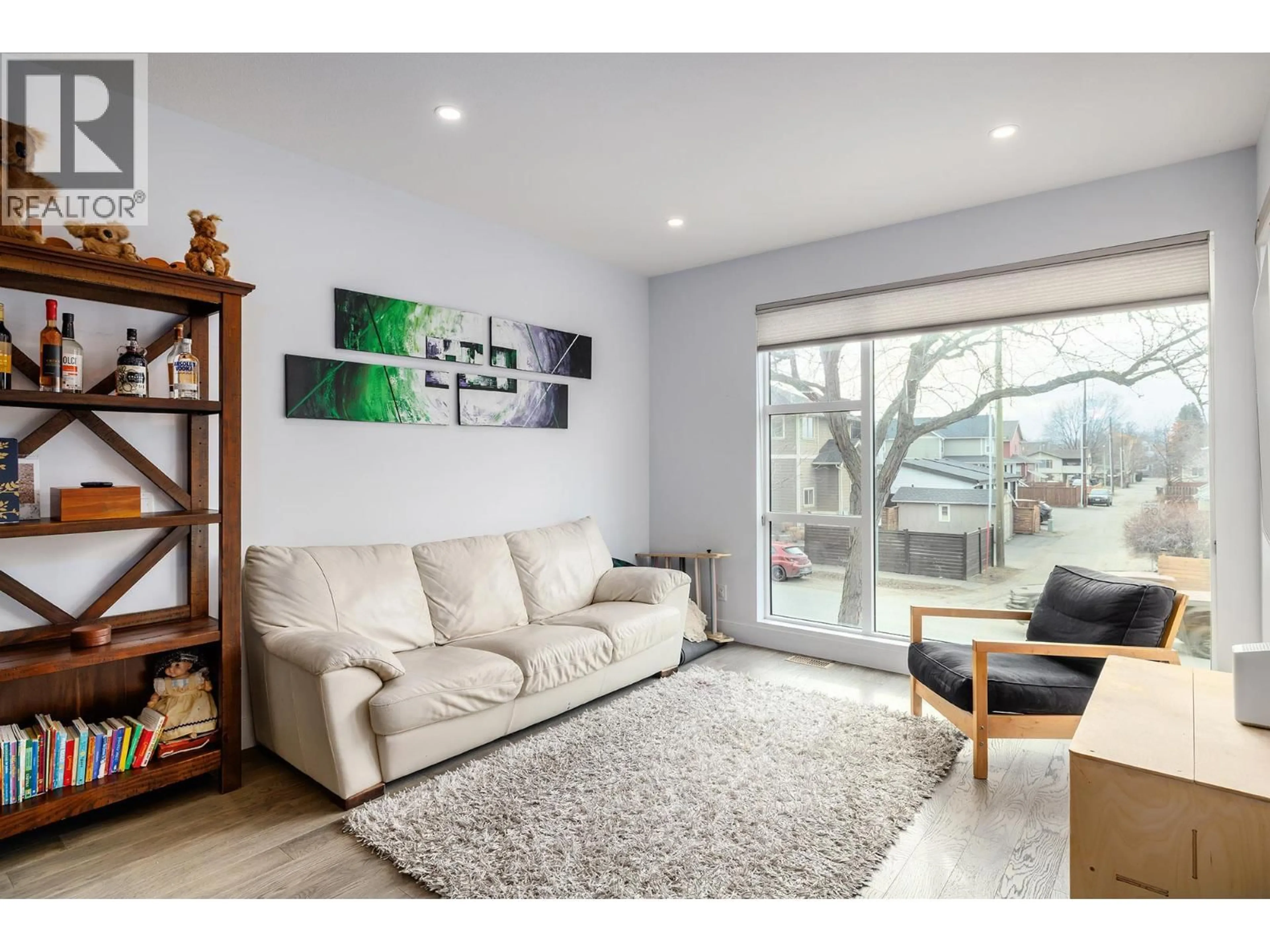 Living room with furniture, wood/laminate floor for 868 WILSON AVENUE, Kelowna British Columbia V1Y6X9