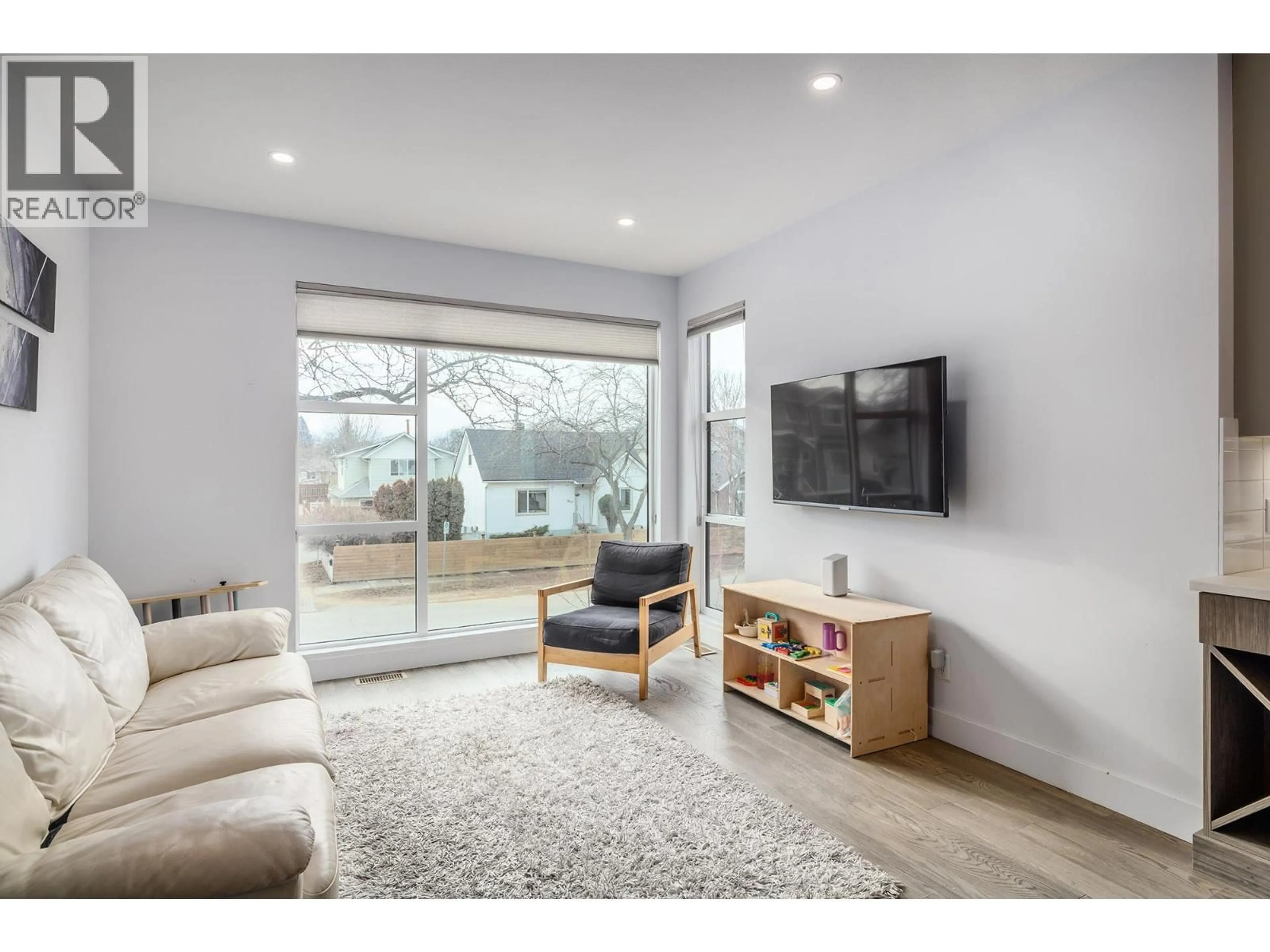 Living room with furniture, wood/laminate floor for 868 WILSON AVENUE, Kelowna British Columbia V1Y6X9