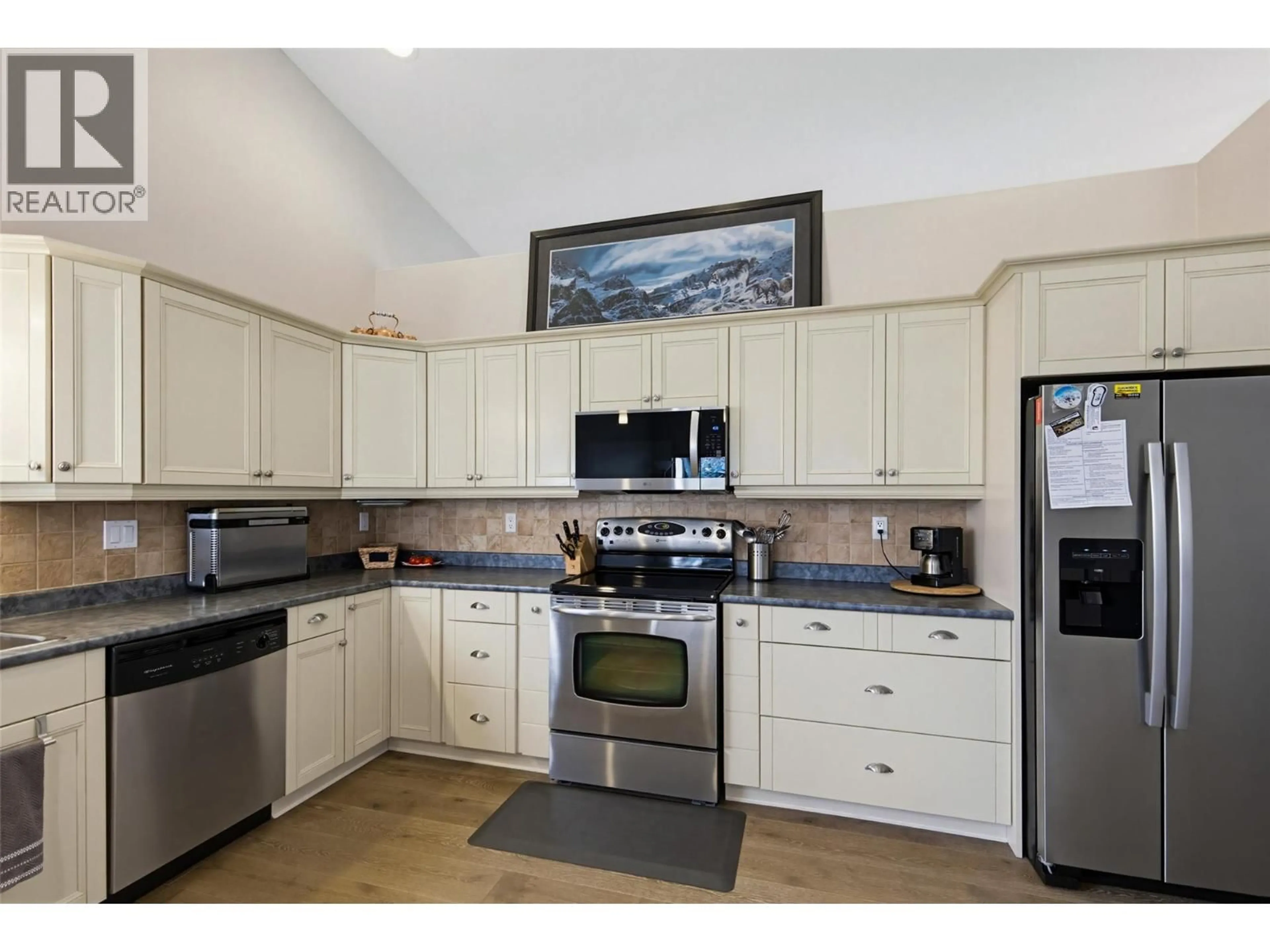 Open concept kitchen, ceramic/tile floor for 3744 NAVATANEE DRIVE, Kamloops British Columbia V2H1S1