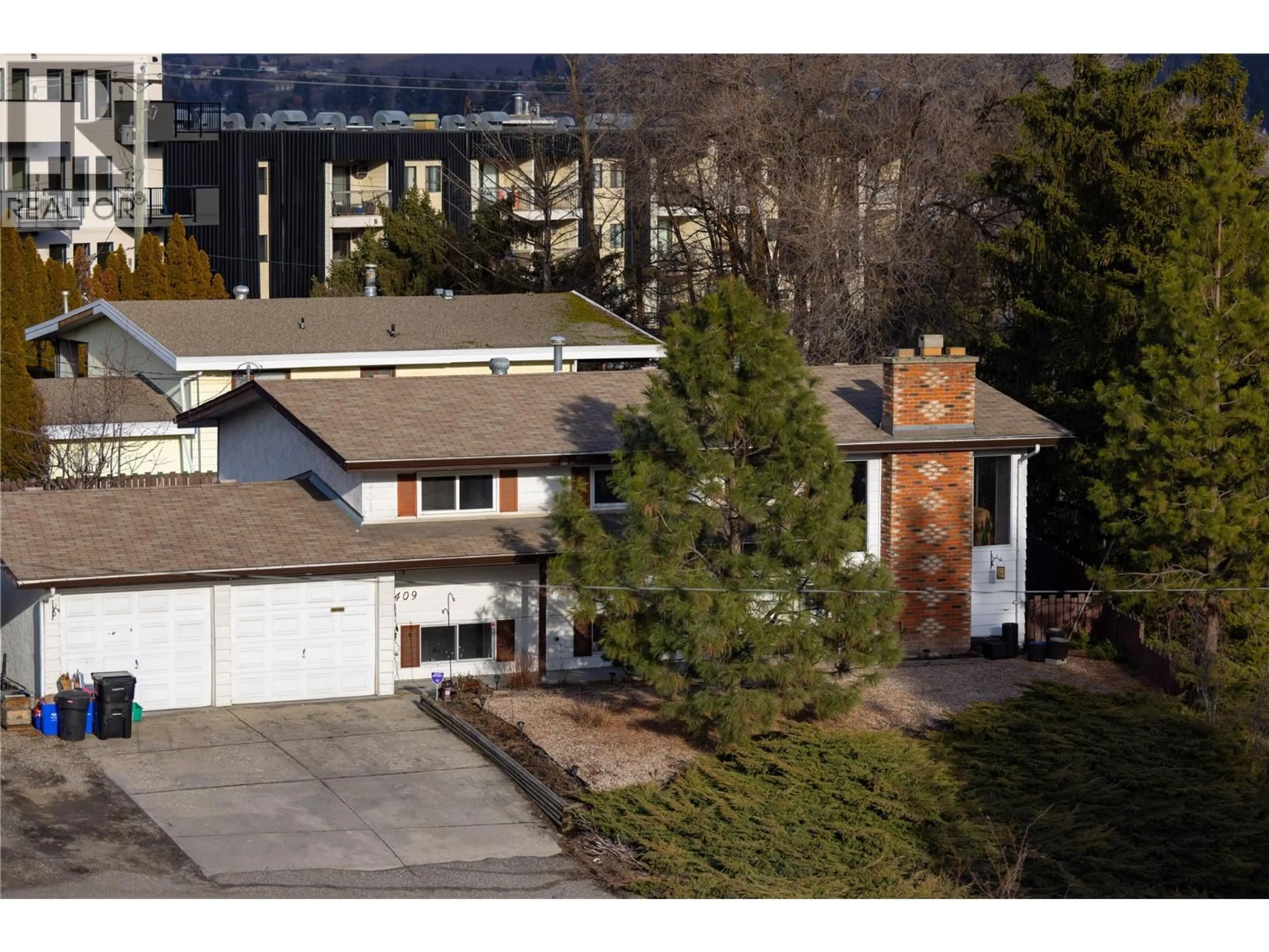 A pic from outside/outdoor area/front of a property/back of a property/a pic from drone, street for 3409 39 AVENUE, Vernon British Columbia V1T3E3