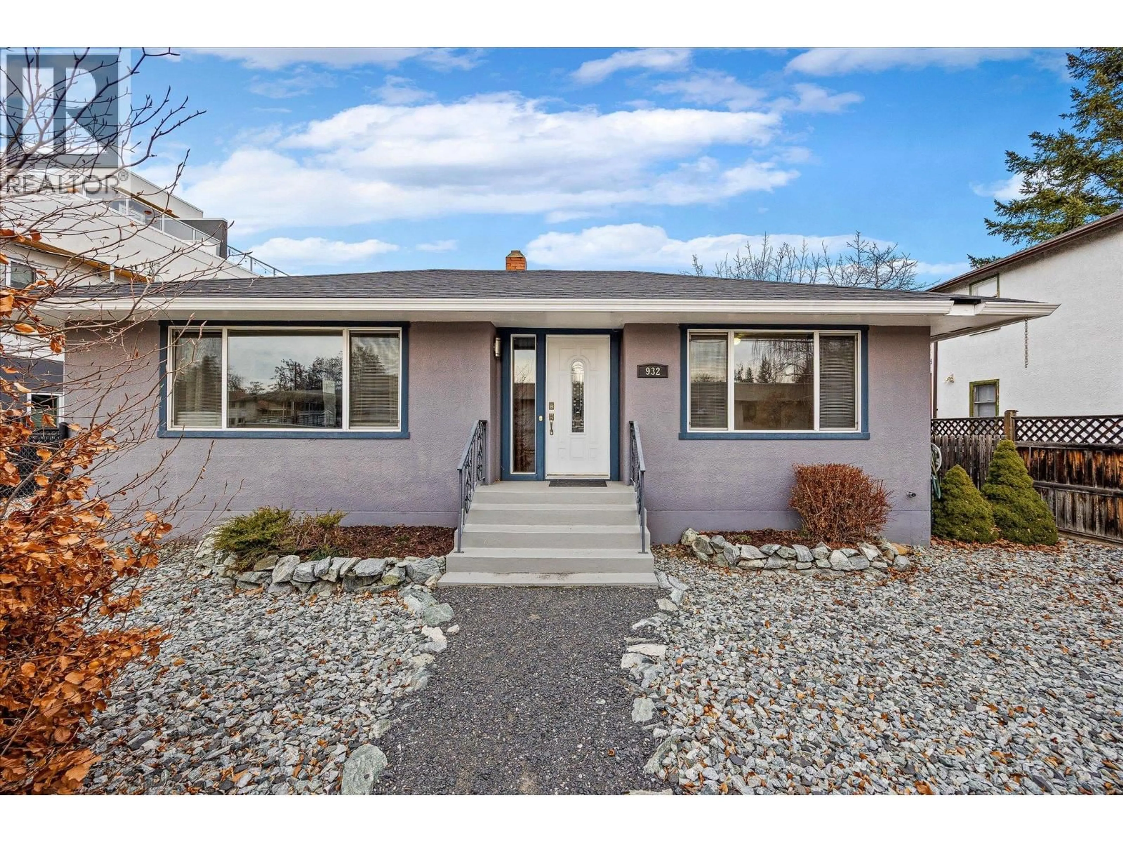 Home with vinyl exterior material, street for 932-930 LAWSON AVENUE, Kelowna British Columbia V1Y6T1