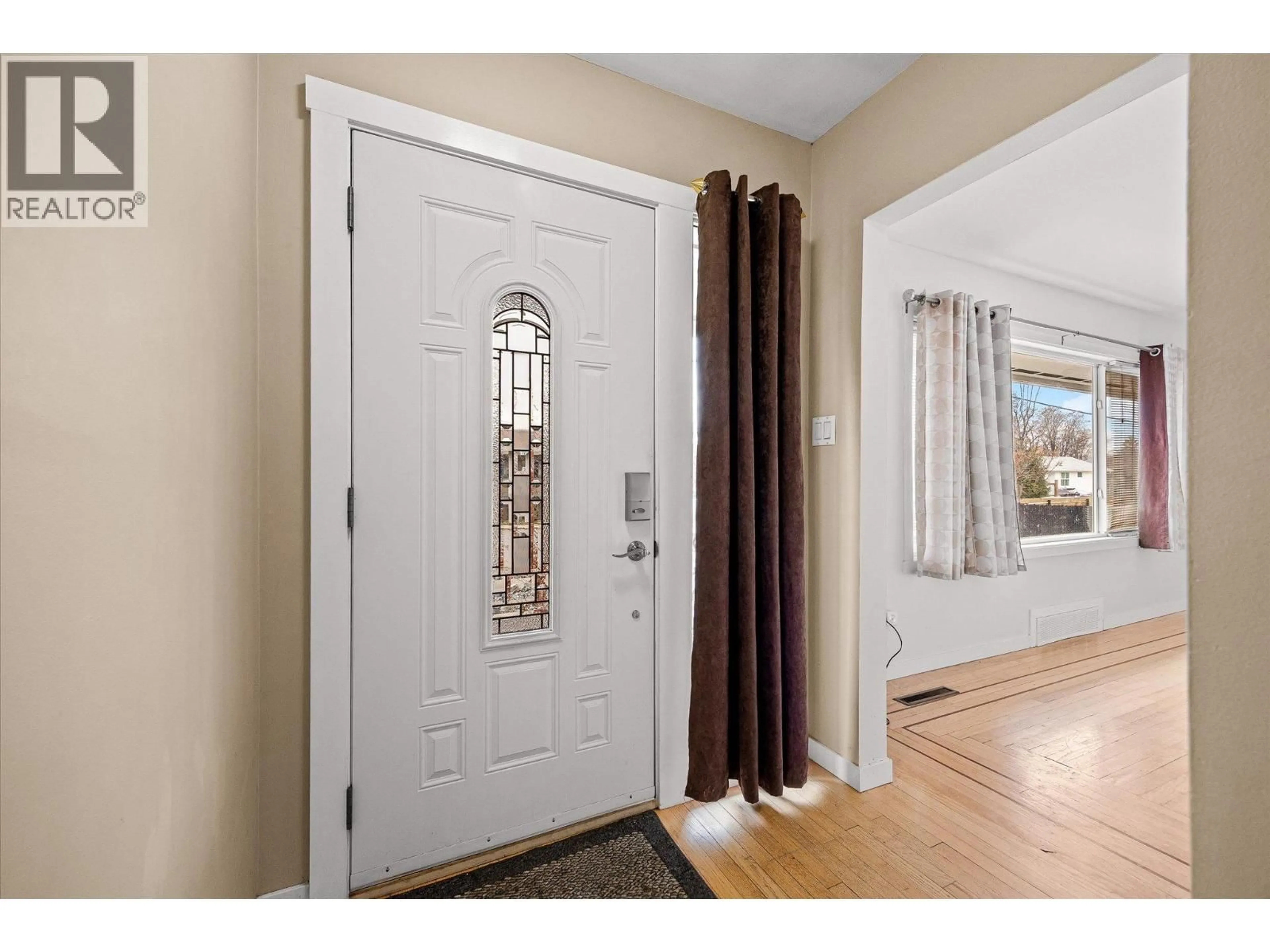 Indoor entryway for 932-930 LAWSON AVENUE, Kelowna British Columbia V1Y6T1