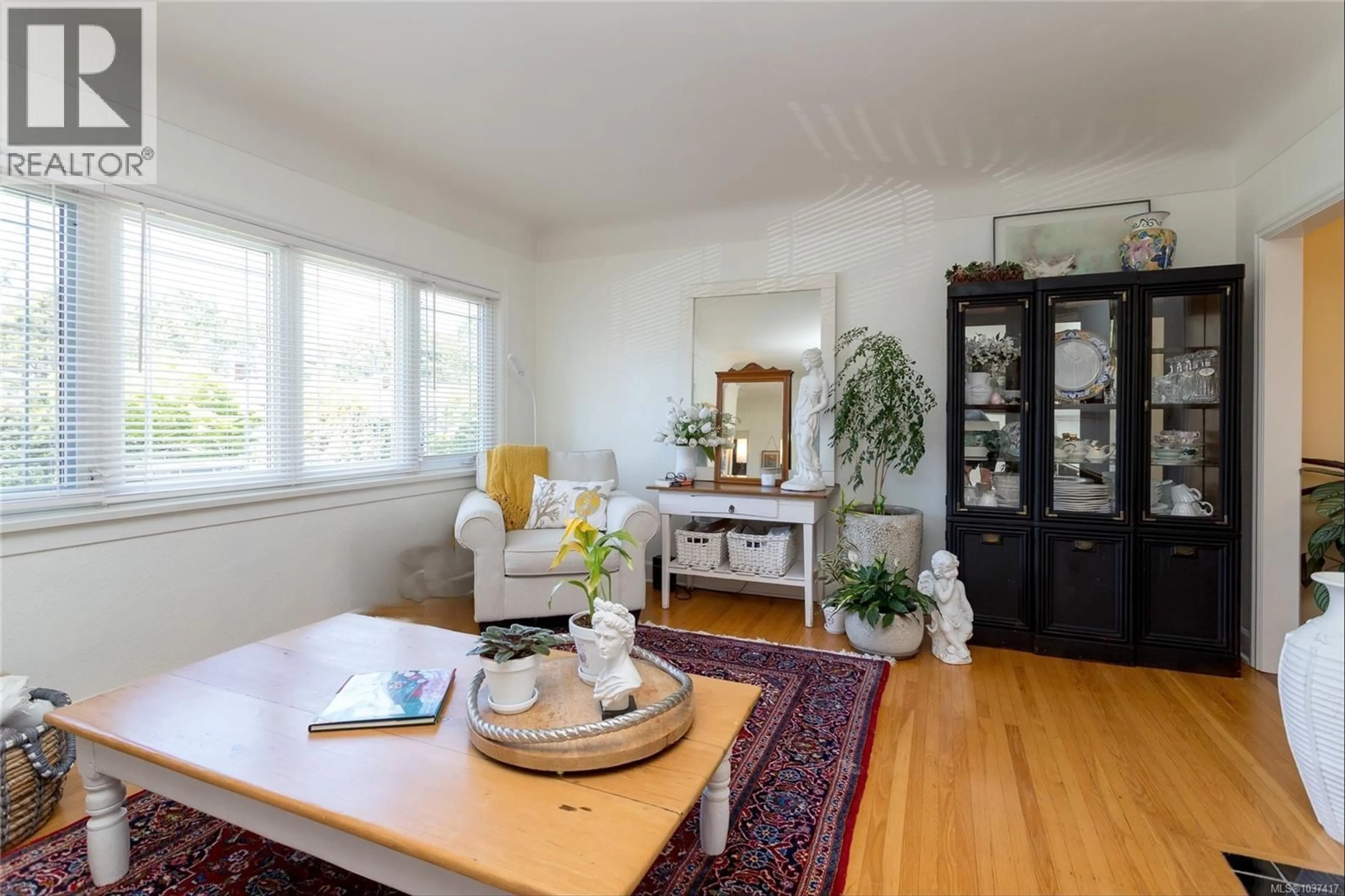 Living room with furniture, wood/laminate floor for 855 LINKLEAS AVENUE, Oak Bay British Columbia V8S5C4